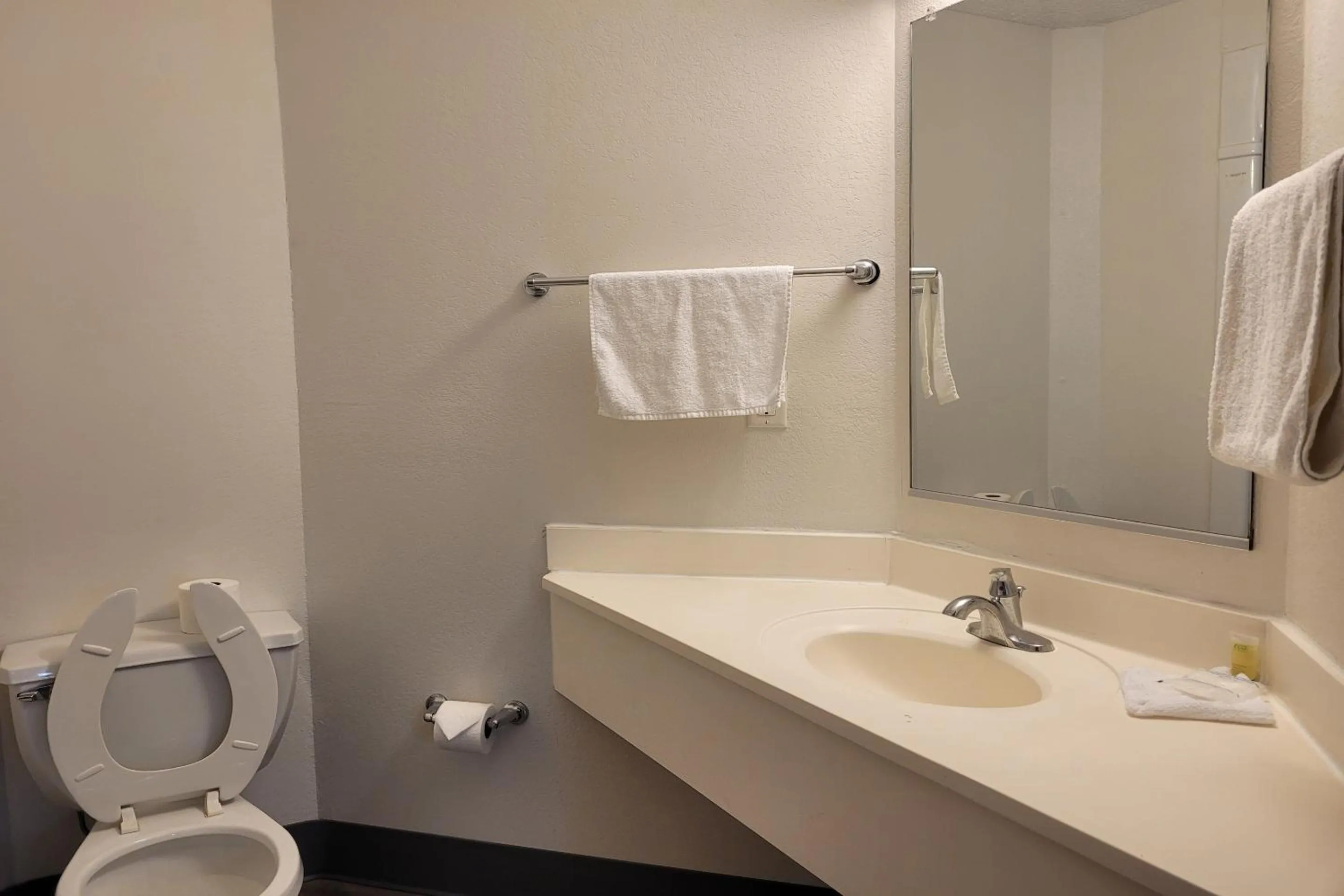 Bathroom in Modern Stay 39 Lakeview By OYO Minonk