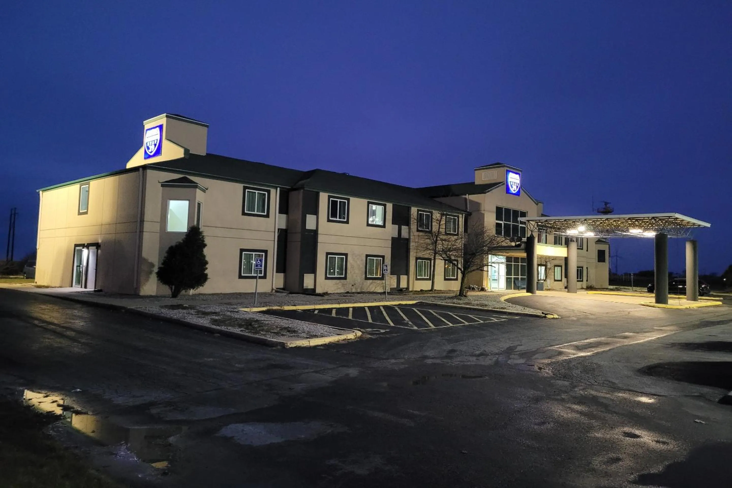 Facade/entrance in Modern Stay 39 Lakeview By OYO Minonk