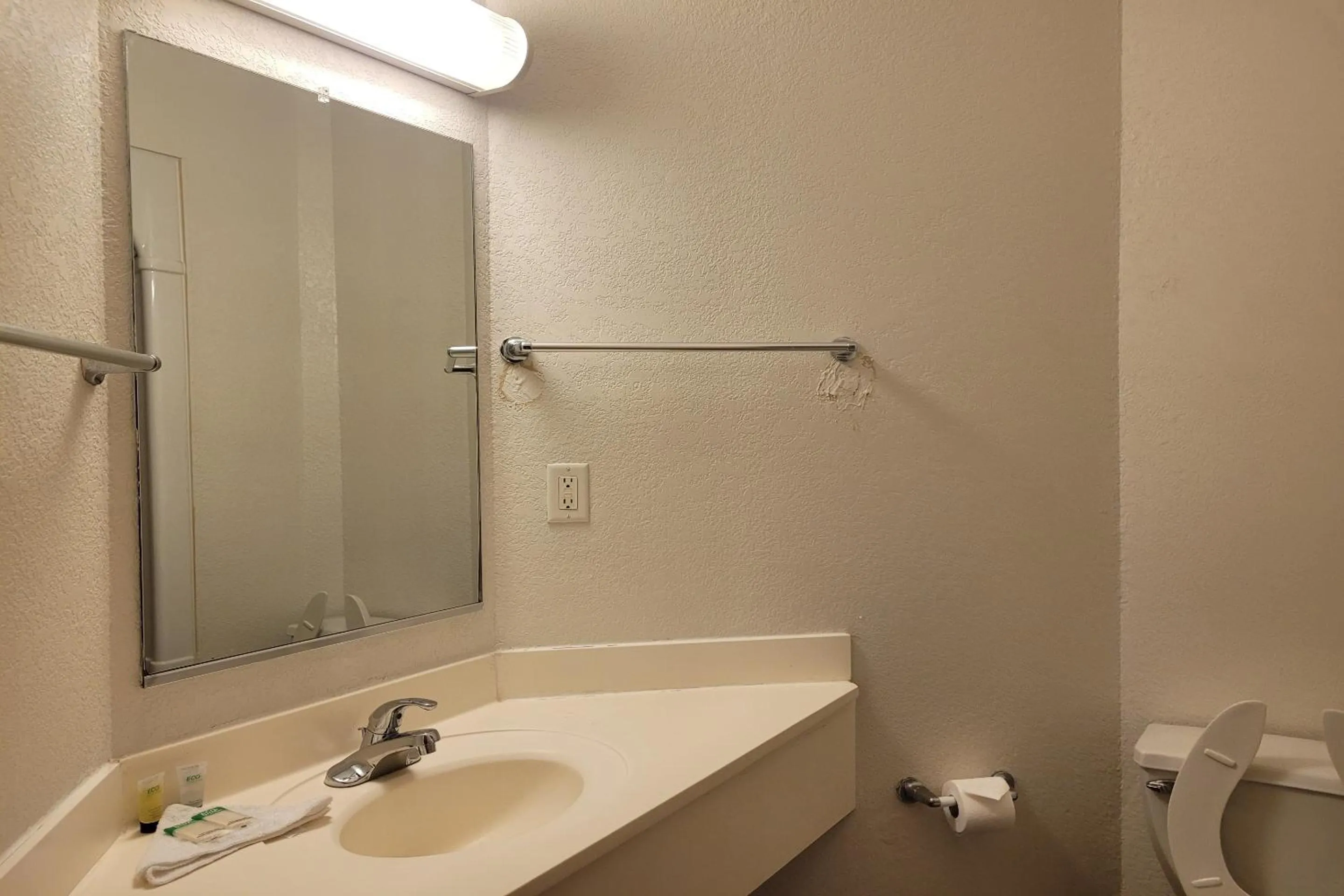 Bathroom in Modern Stay 39 Lakeview By OYO Minonk