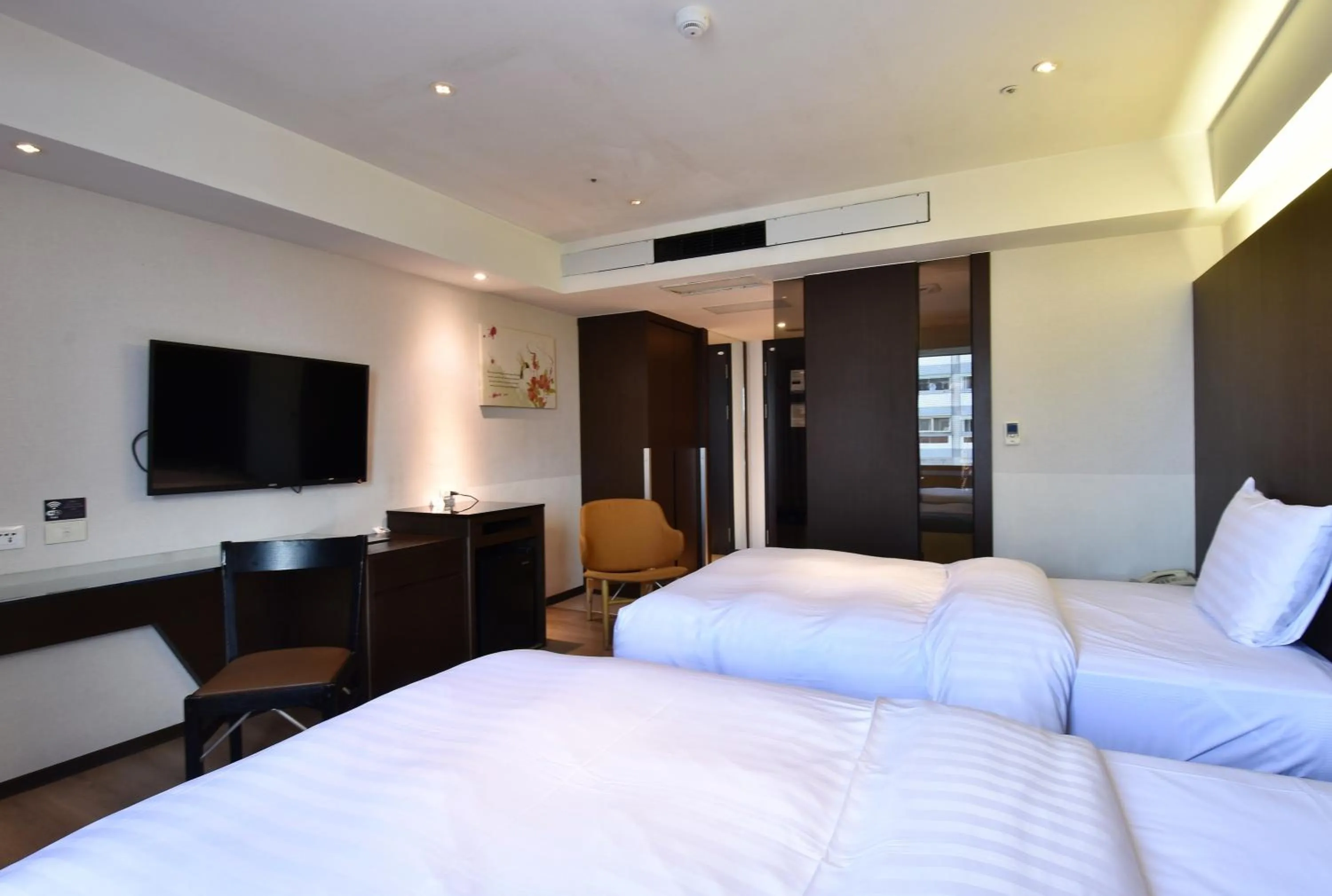 Photo of the whole room, Bed in HOTEL HI- Chui-Yang