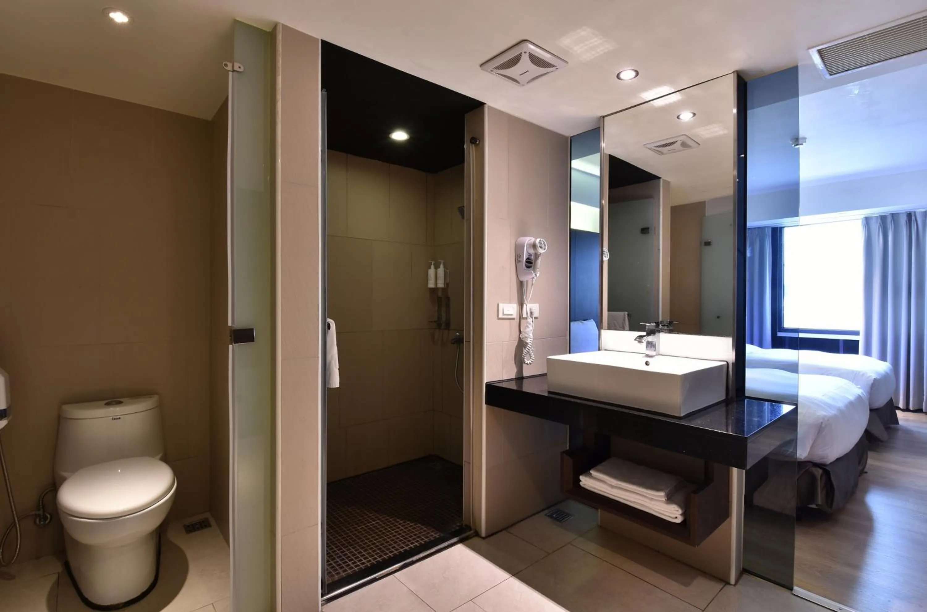 Toilet, Bed in HOTEL HI- Chui-Yang