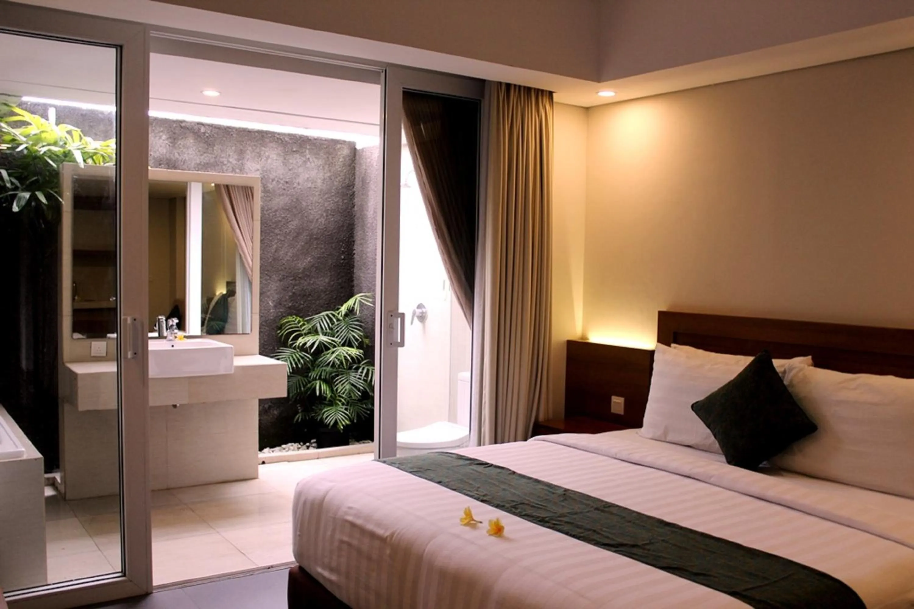 Bathroom, Bed in Paragon Hotel Seminyak