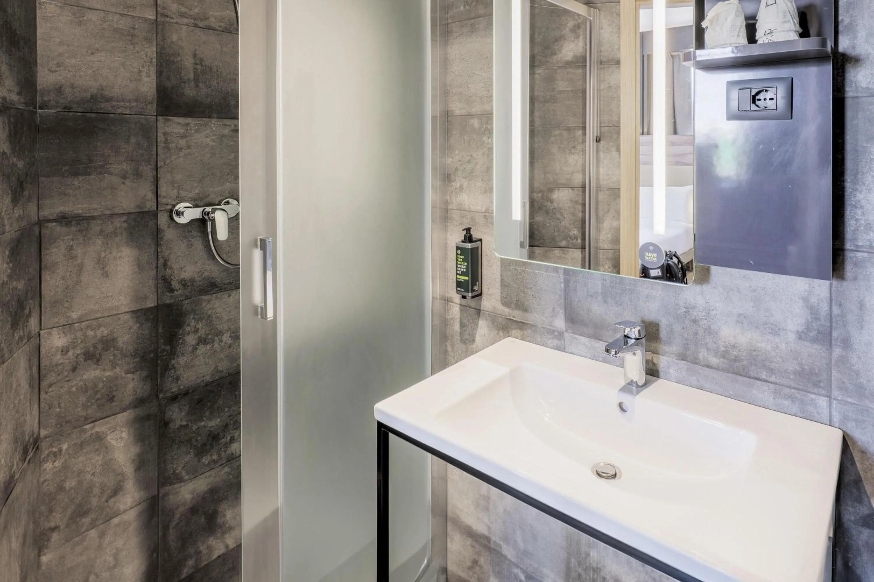 Bathroom in B&B HOTEL Prato City Center