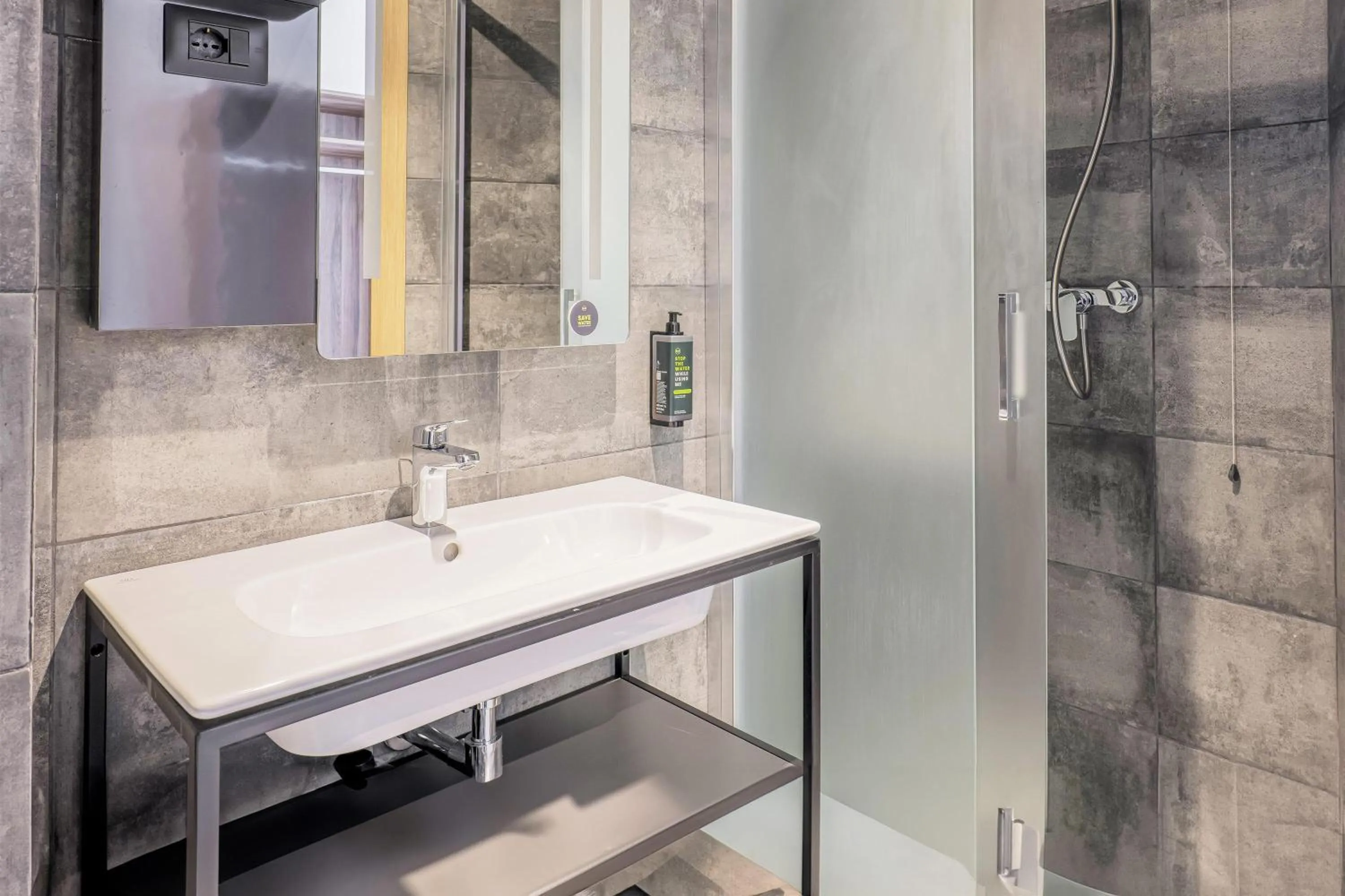 Bathroom in B&B HOTEL Prato City Center