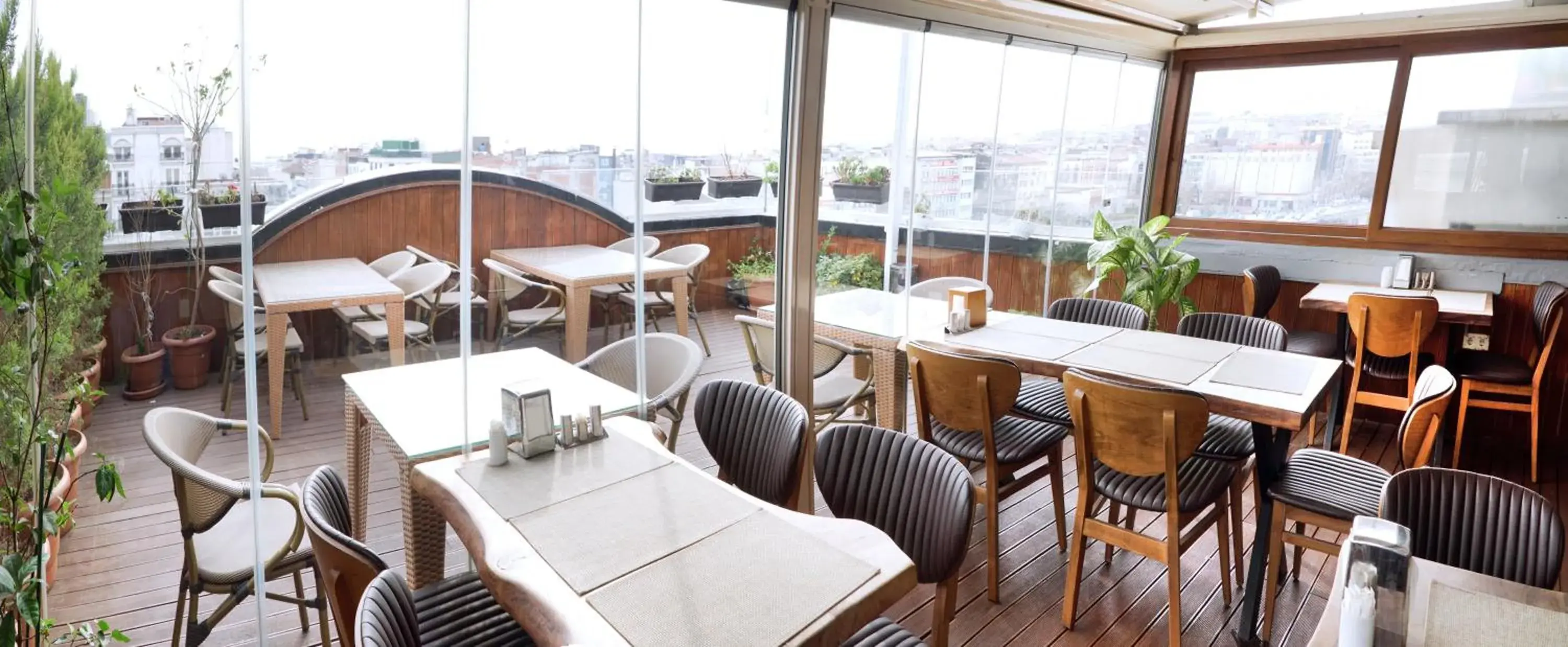 Restaurant/places to eat in Parmada Hotel Restaurant/places to eat in Parmada Hotel