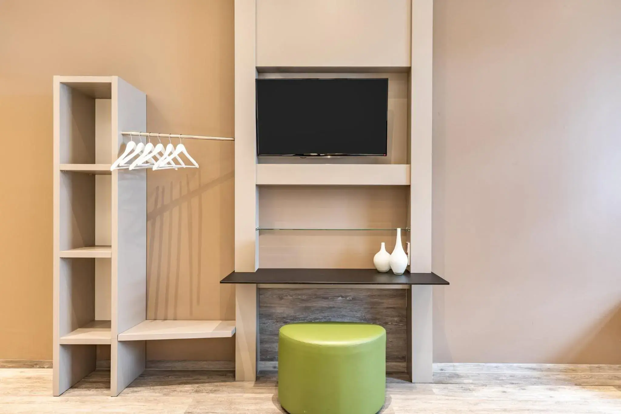 Photo of the whole room in Garner Hotel Bremen City by IHG Photo of the whole room in Garner Hotel Bremen City by IHG