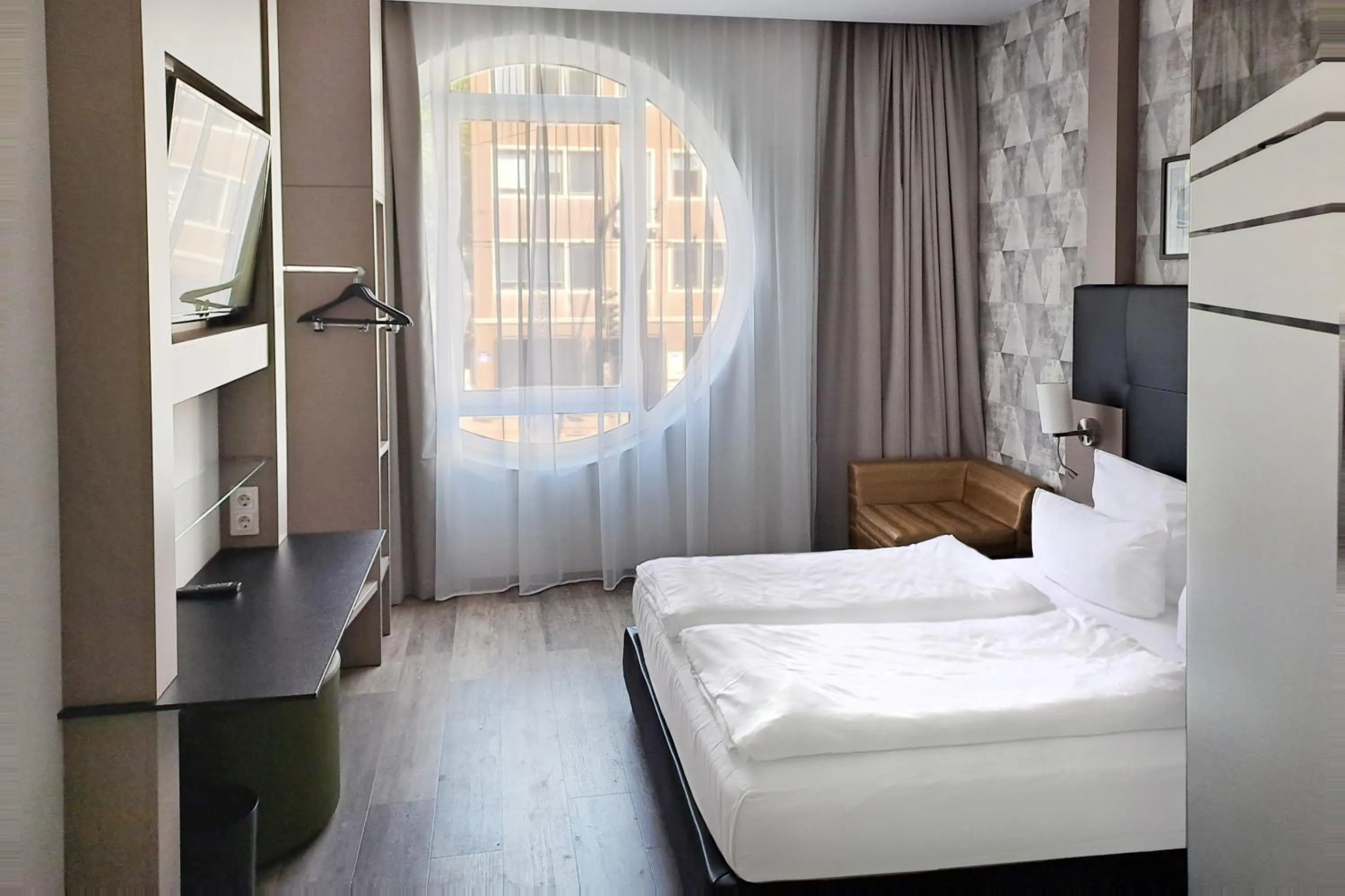 Photo of the whole room, Bed in Garner Hotel Bremen City by IHG