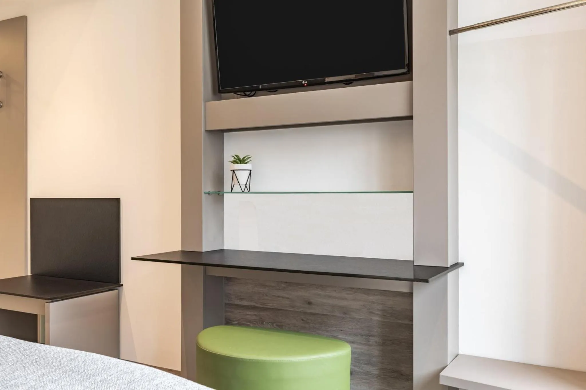 Photo of the whole room, Bed in Garner Hotel Bremen City by IHG