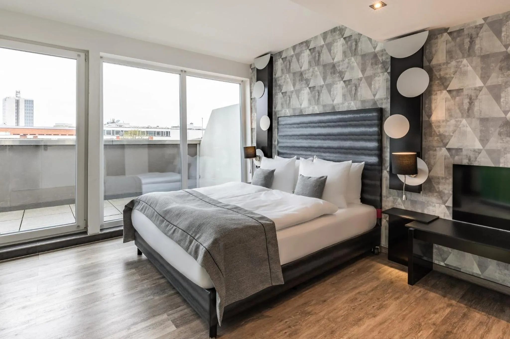 Photo of the whole room, Bed in Garner Hotel Bremen City by IHG