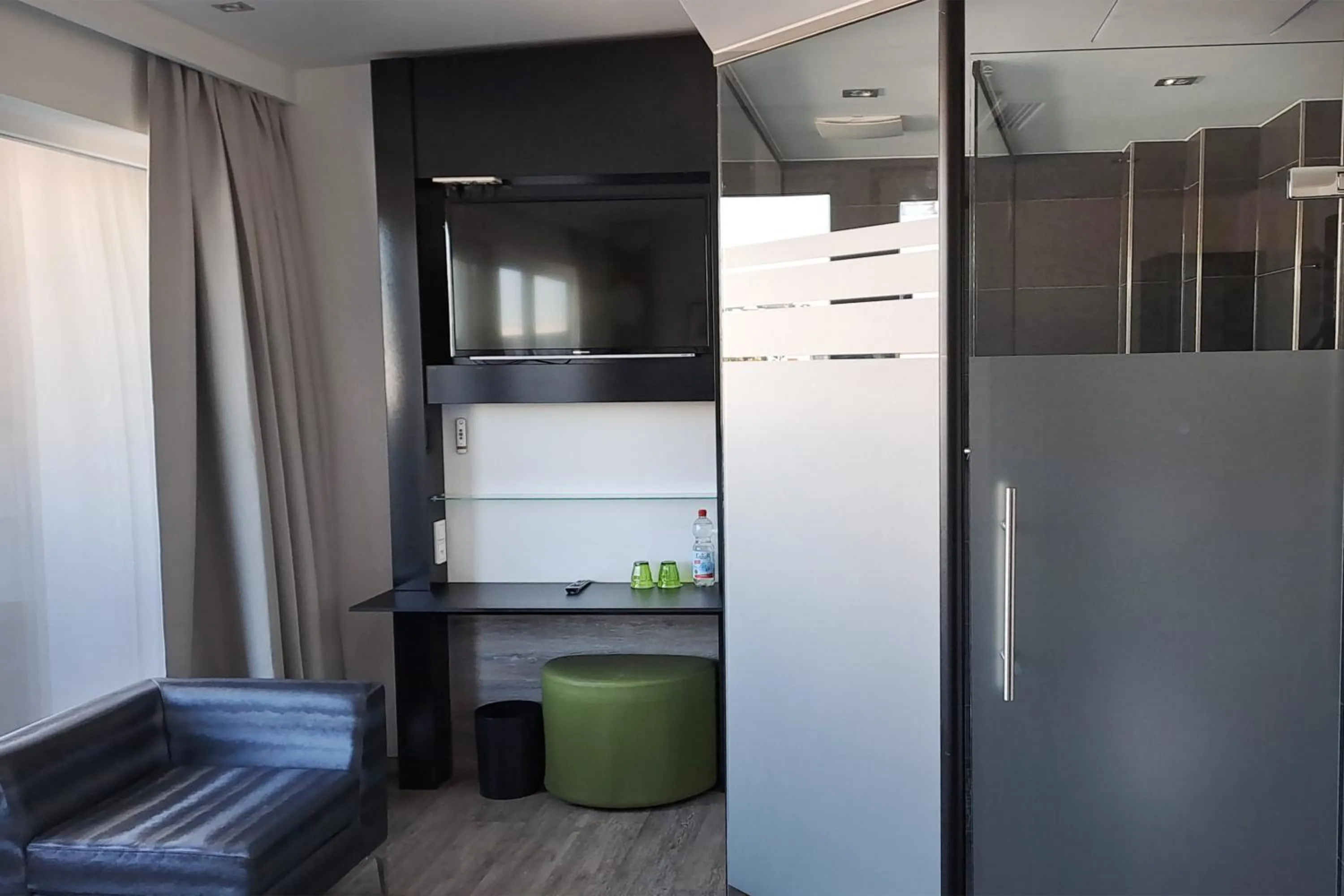 Photo of the whole room in Garner Hotel Bremen City by IHG