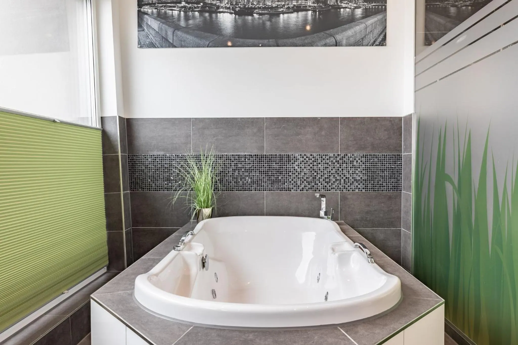 Photo of the whole room in Garner Hotel Bremen City by IHG