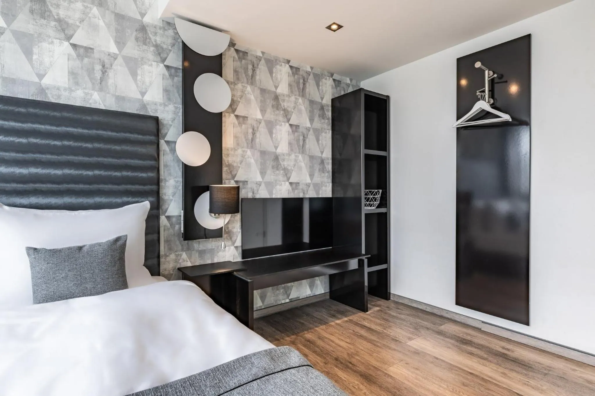 Photo of the whole room, Bed in Garner Hotel Bremen City by IHG