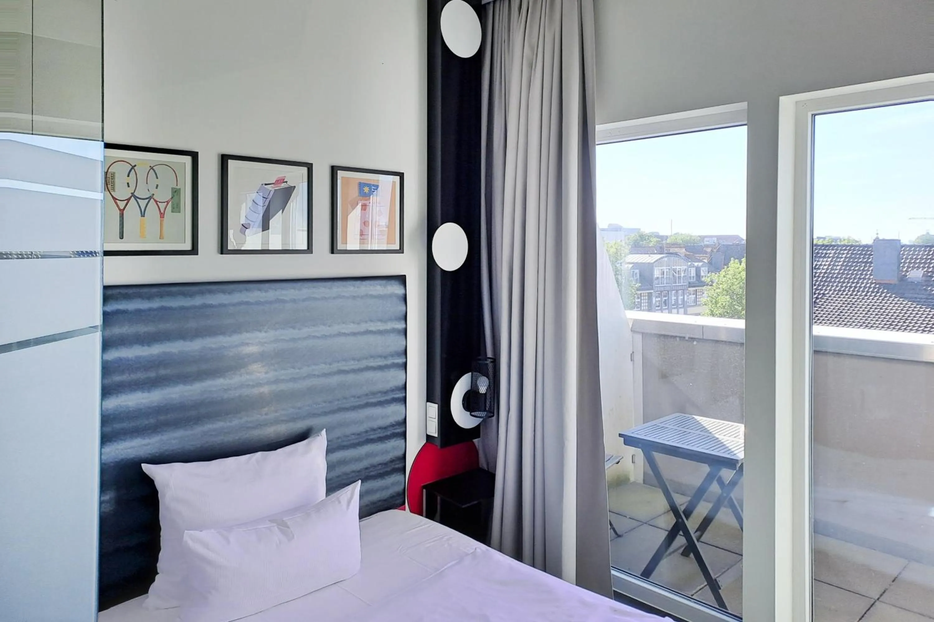 Photo of the whole room, Bed in Garner Hotel Bremen City by IHG