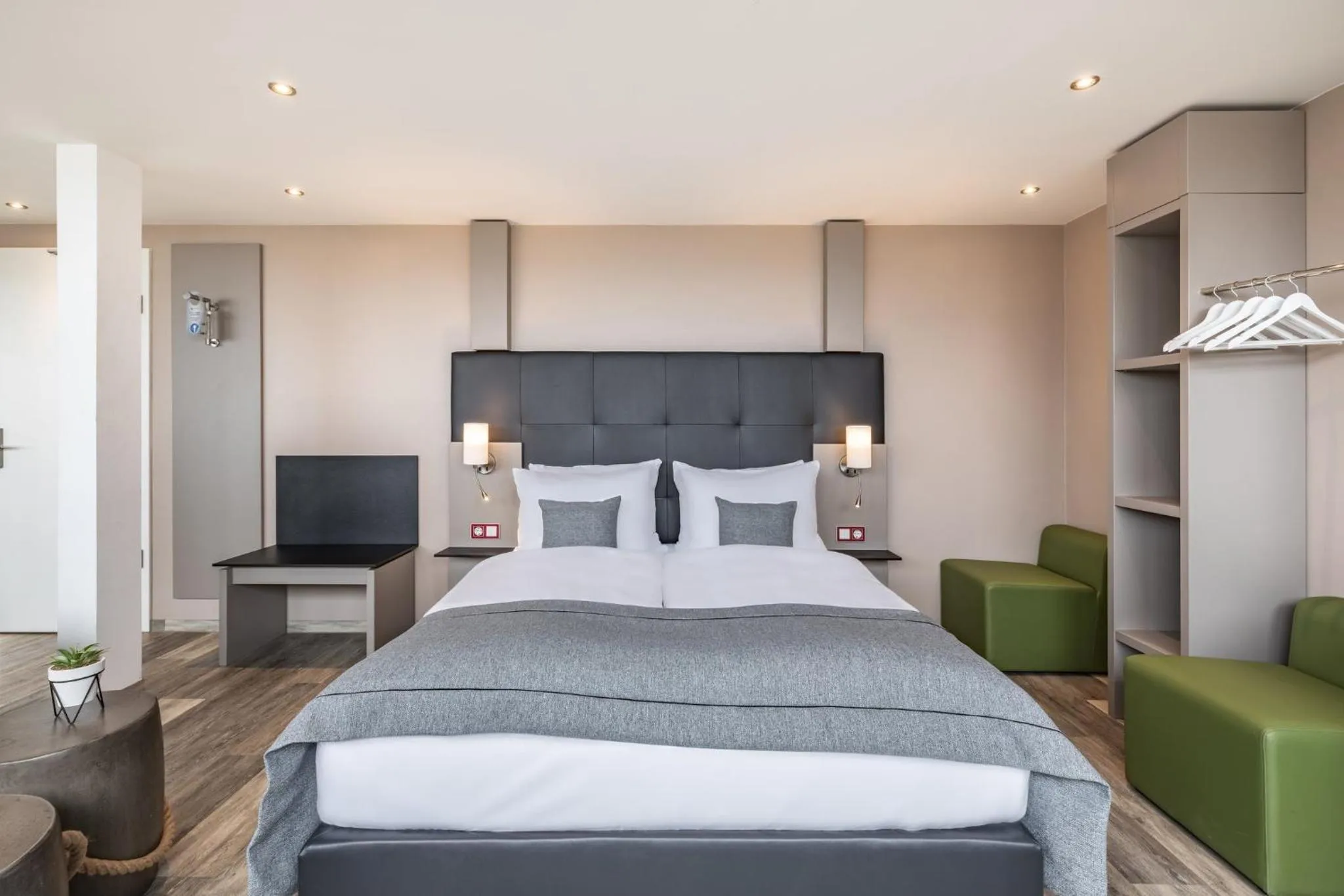 Photo of the whole room, Bed in Garner Hotel Bremen City by IHG