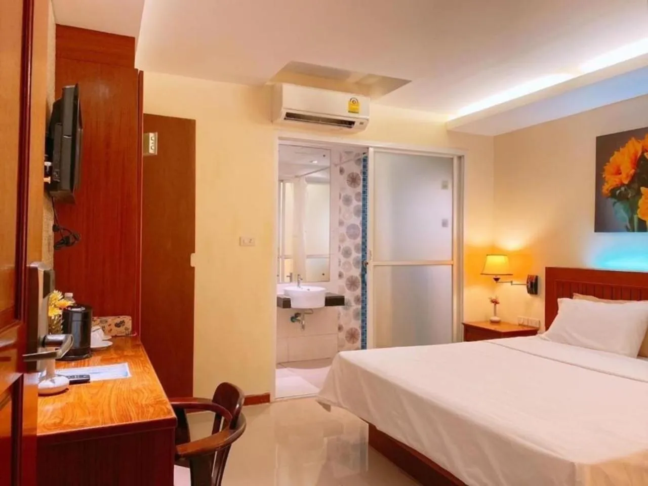 Photo of the whole room, Bed in Patong Terrace Hotel