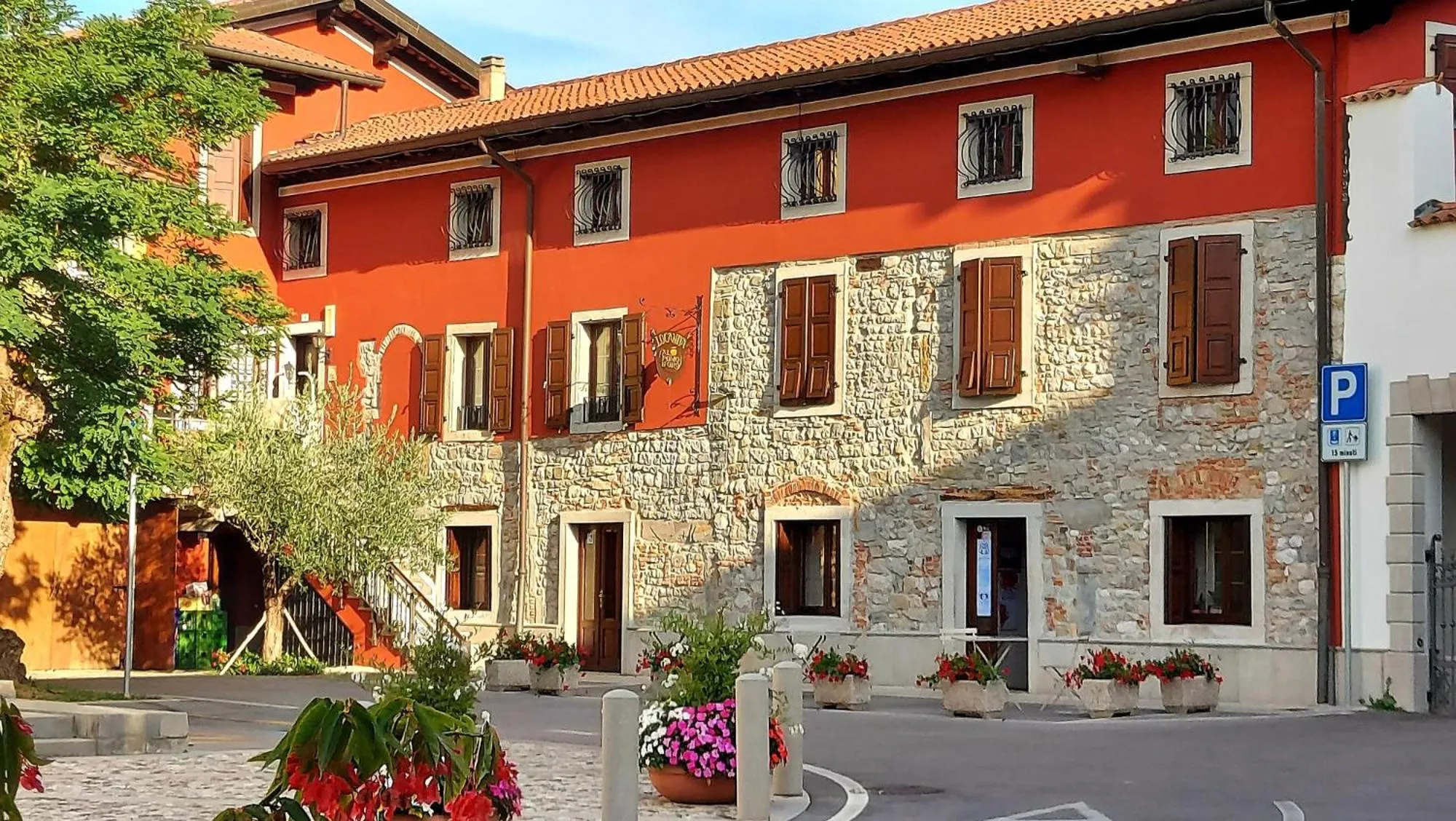 Property building in Hotel Locanda Al Pomo d'Oro