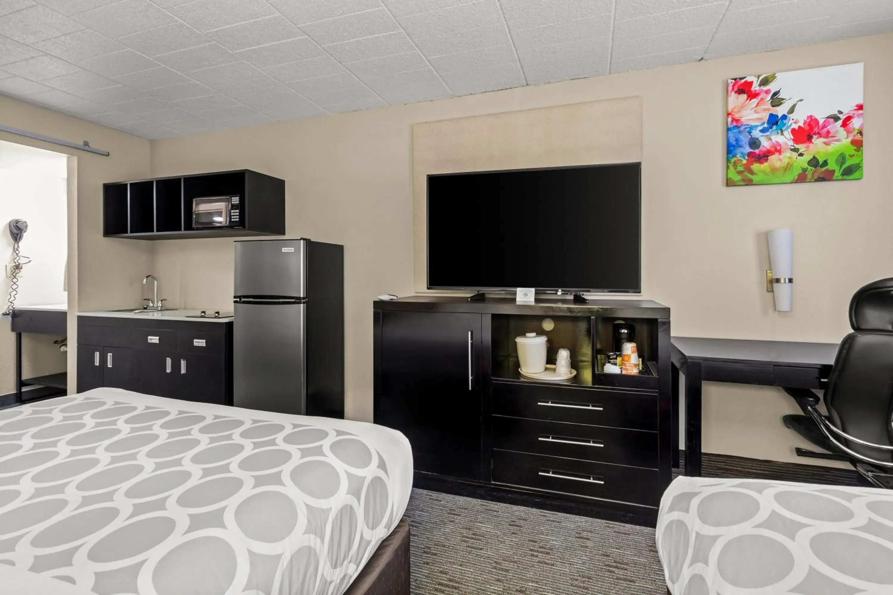 Photo of the whole room, Bed in Suburban Studios Photo of the whole room, Bed in Suburban Studios