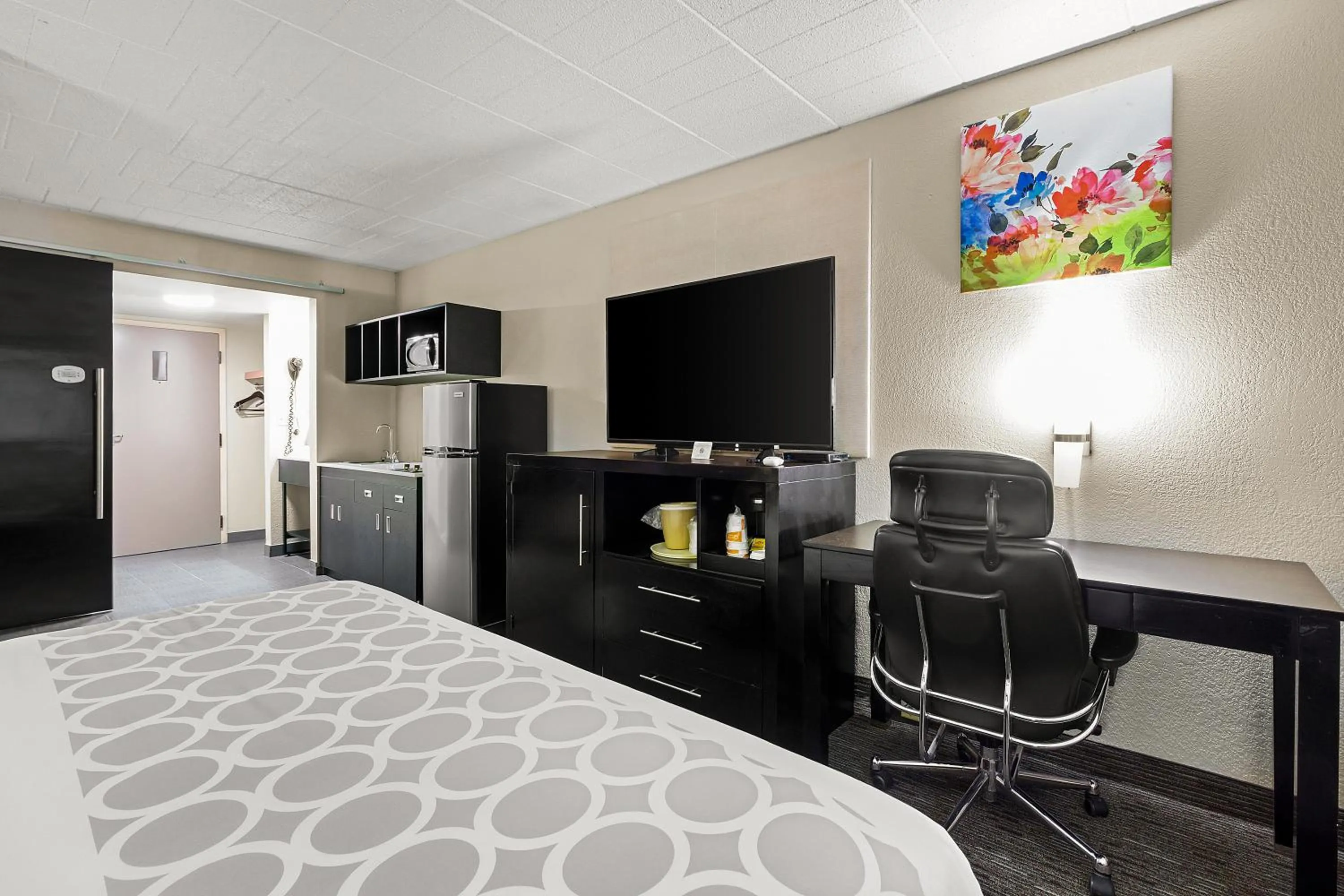 Bedroom, Bed in Suburban Studios