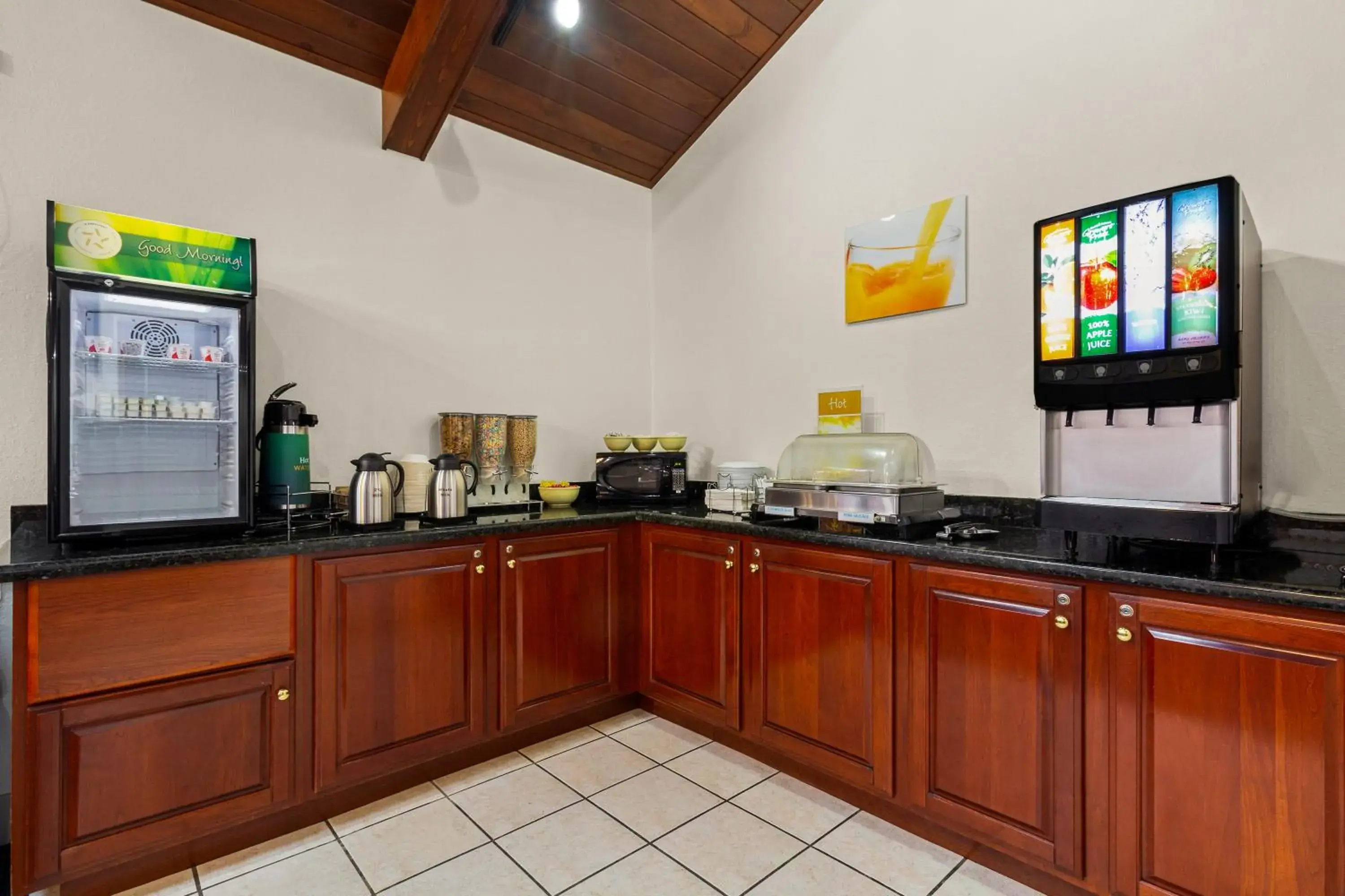 Buffet breakfast in Suburban Studios Buffet breakfast in Suburban Studios