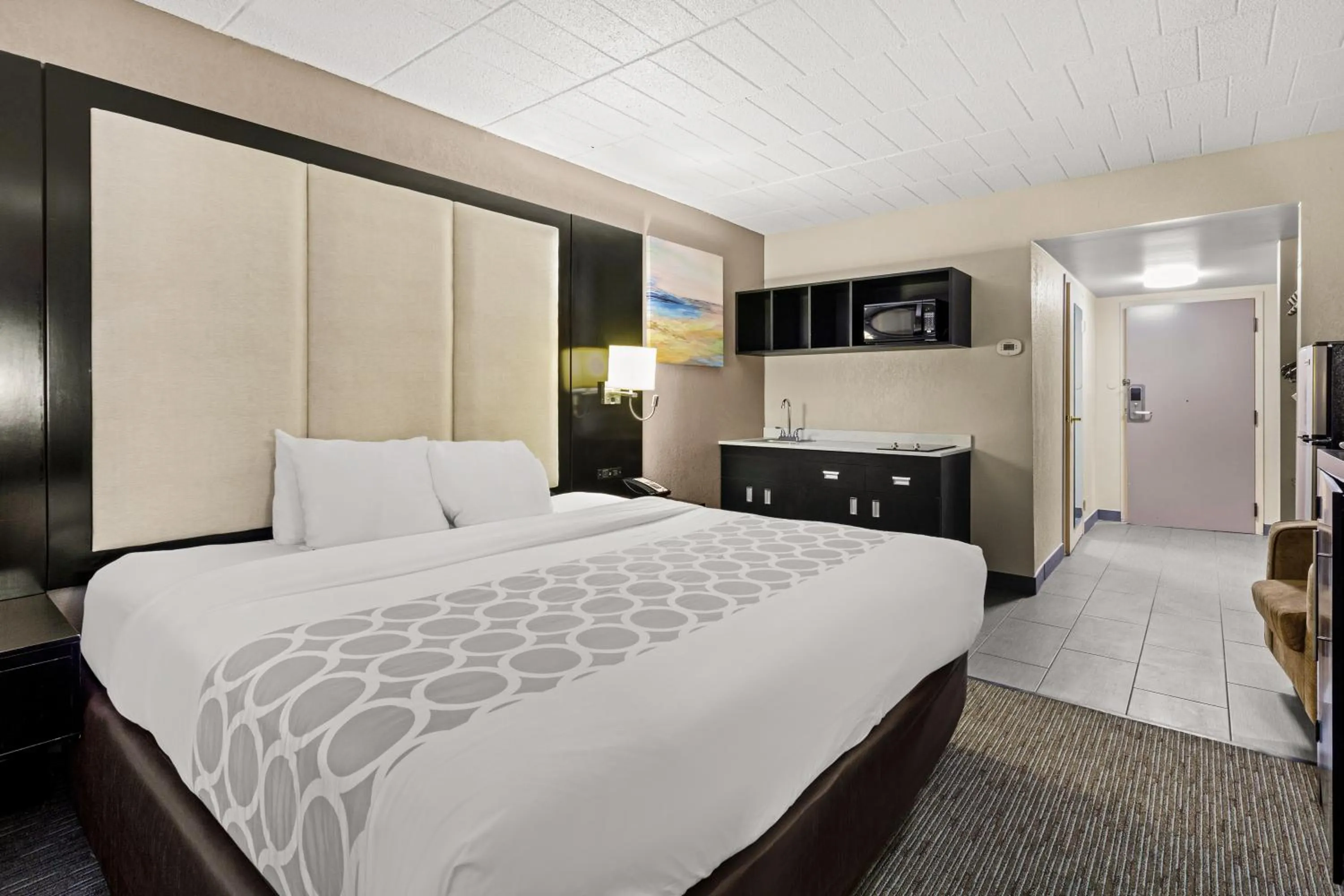 Bedroom, Bed in Suburban Studios