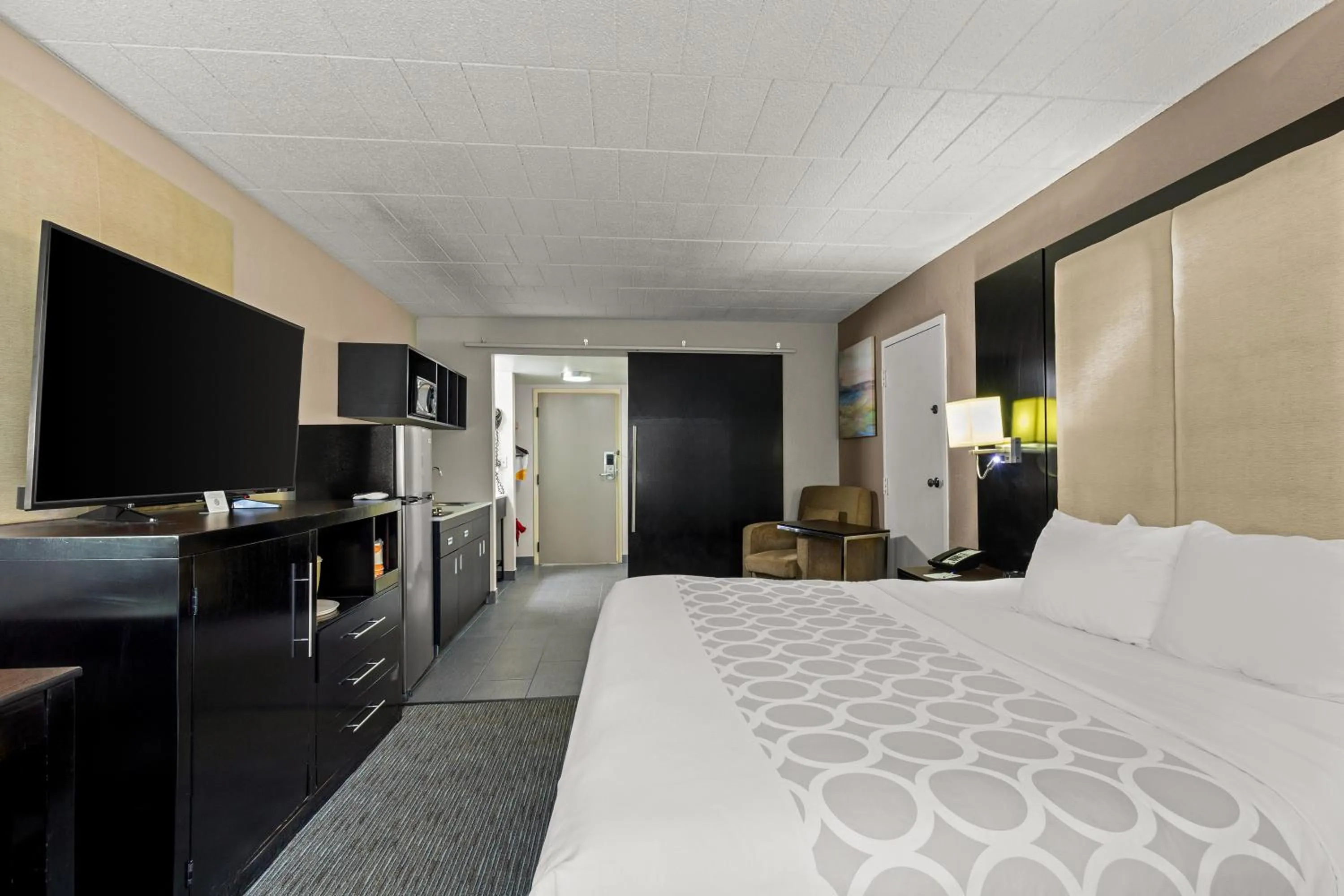 Kitchen or kitchenette, Bed in Suburban Studios