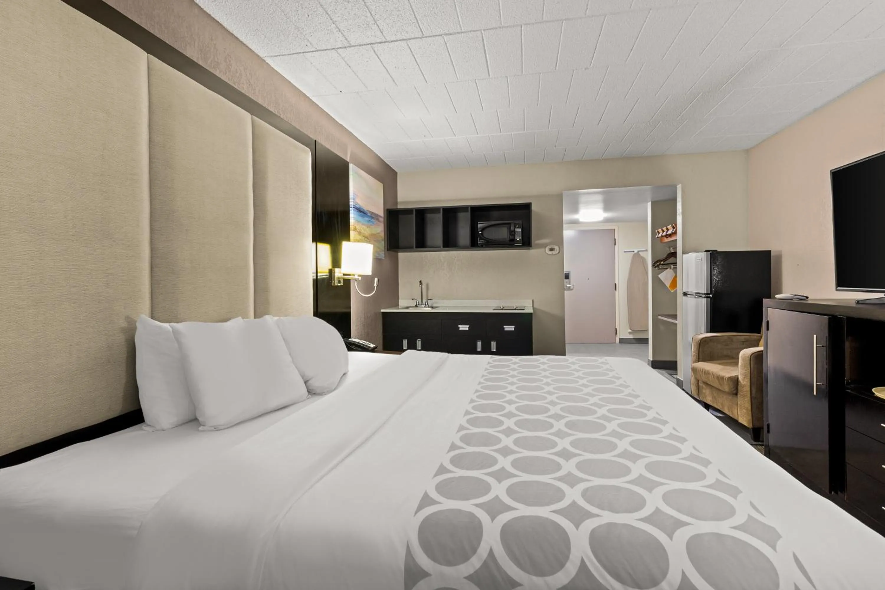 Photo of the whole room, Bed in Suburban Studios