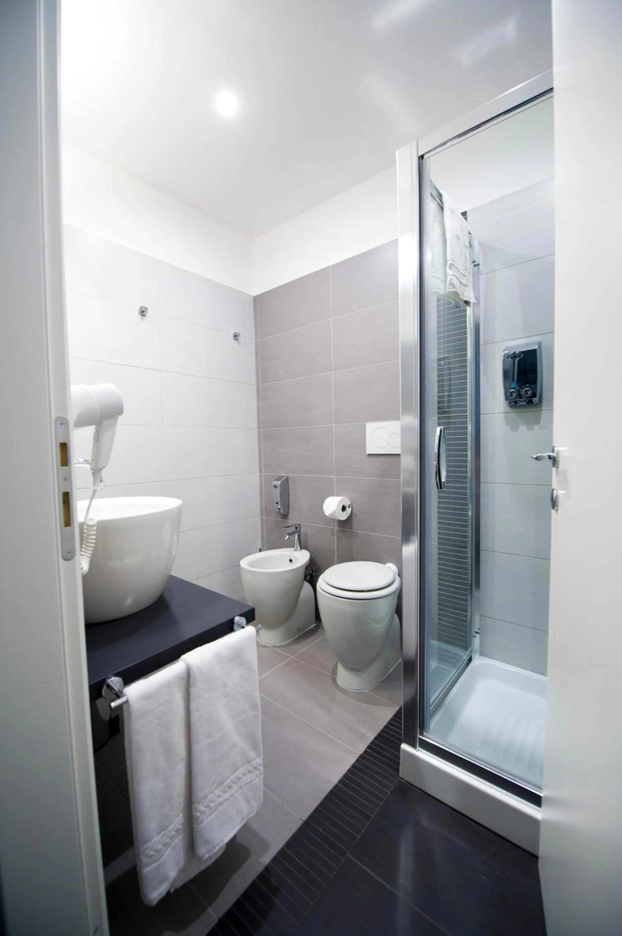 Shower in Grey&White