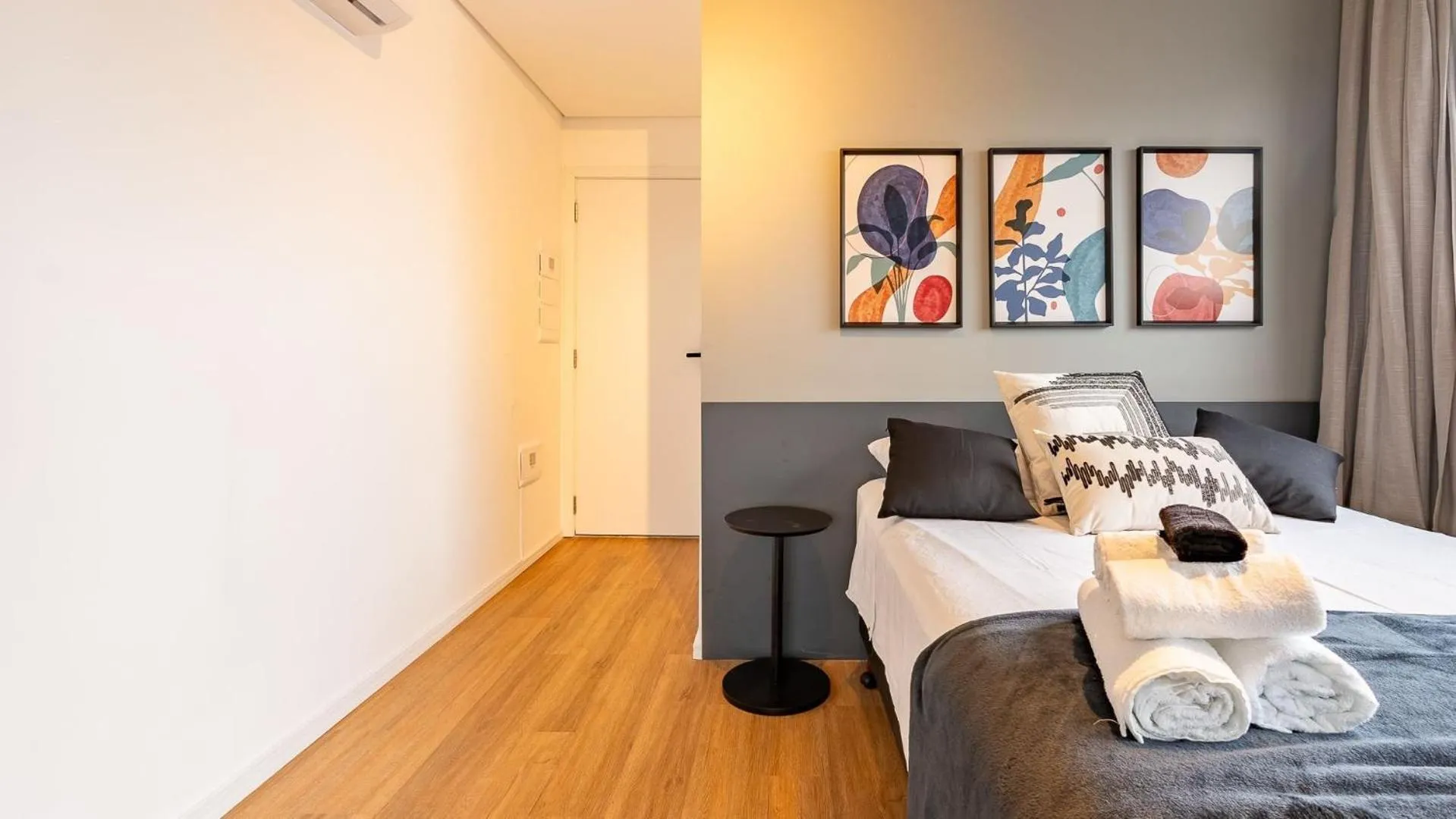Photo of the whole room, Bed in Studio completo próx. estação Fradique Coutinho