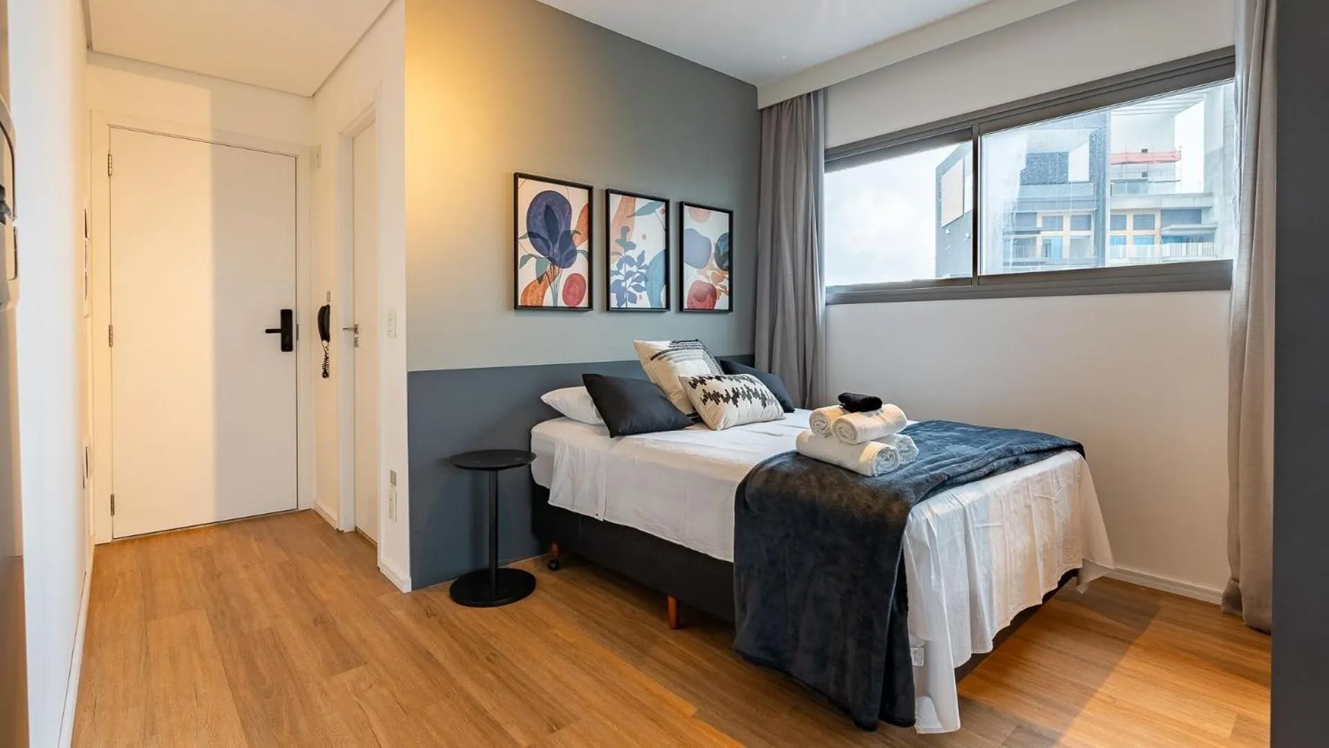 Photo of the whole room, Bed in Studio completo próx. estação Fradique Coutinho