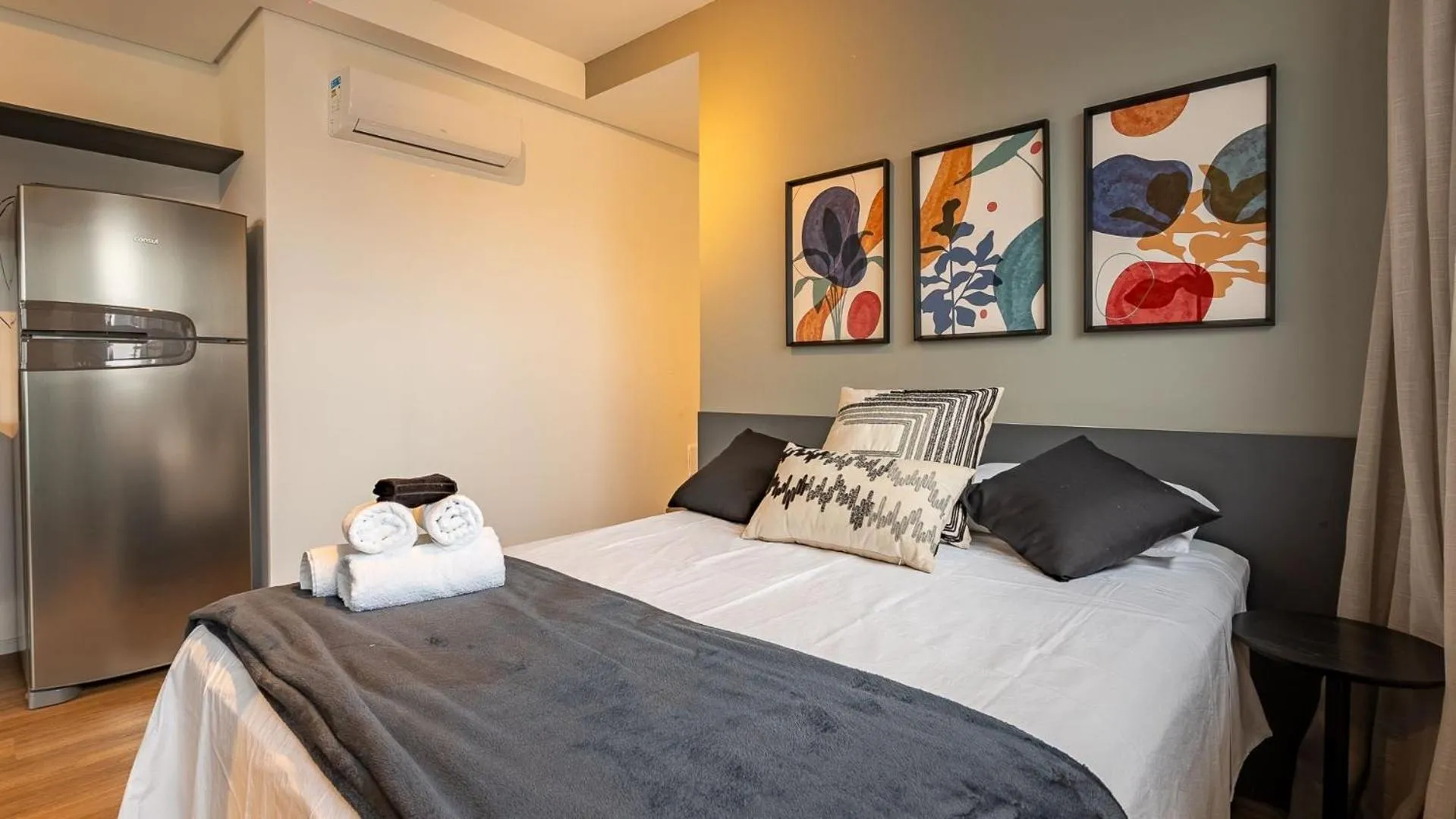 Photo of the whole room, Bed in Studio completo próx. estação Fradique Coutinho