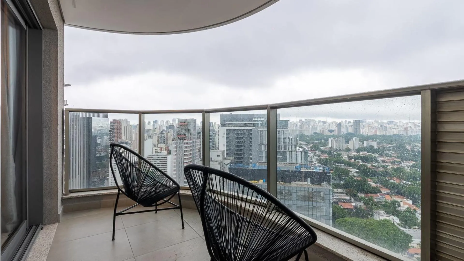 Balcony/Terrace in Studio completo próx. estação Fradique Coutinho