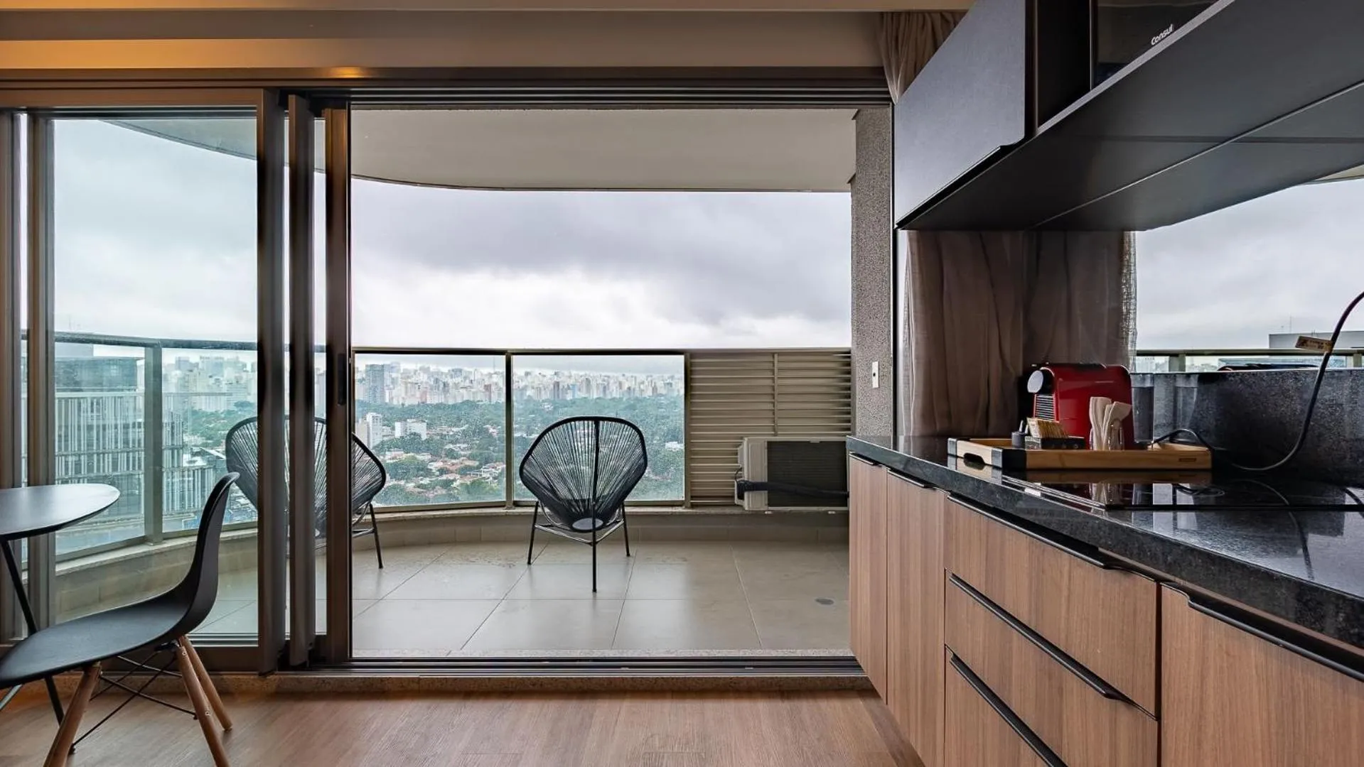 Balcony/Terrace in Studio completo próx. estação Fradique Coutinho