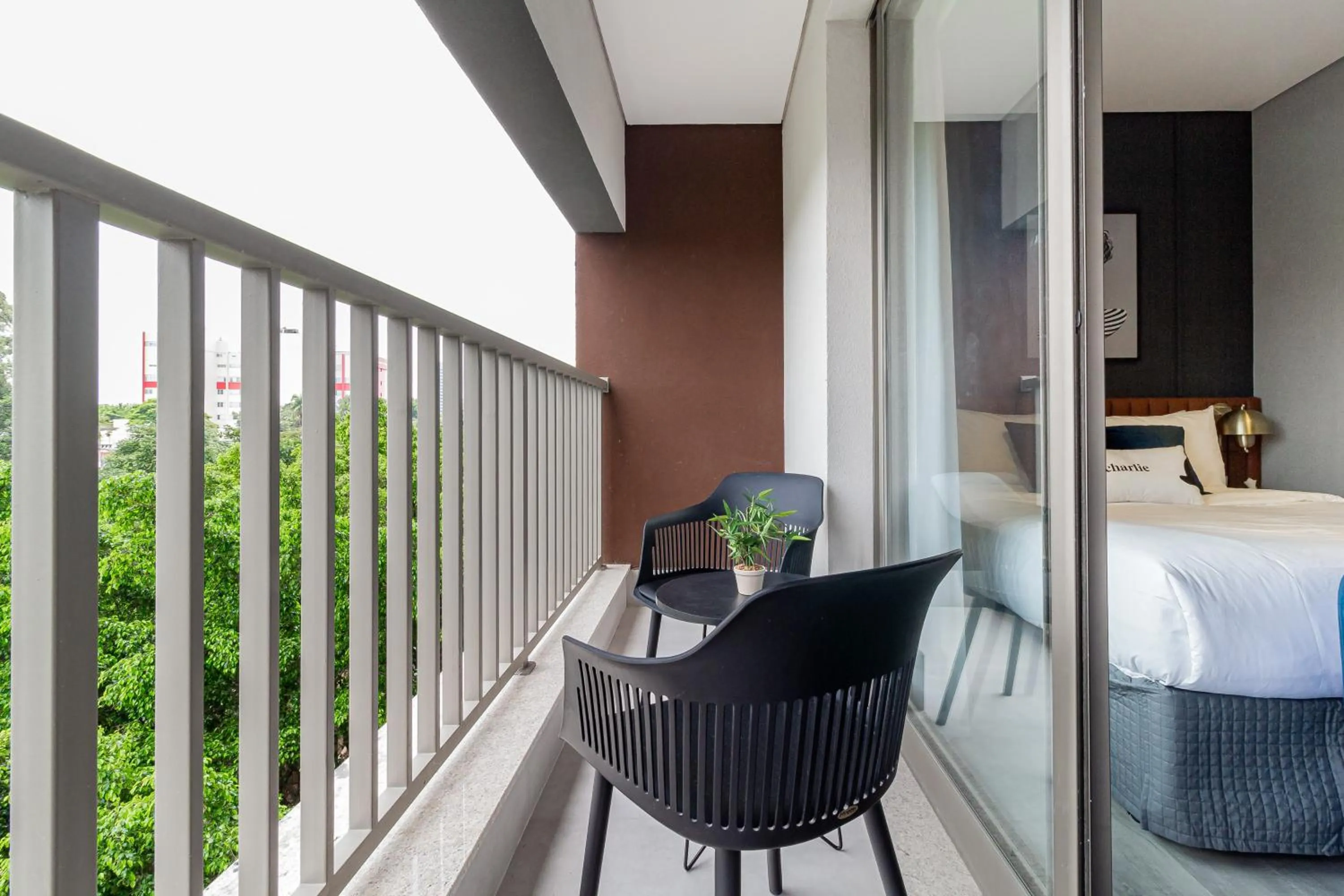 Balcony/Terrace, Bed in Iconyc Charlie Ibirapuera Hotel