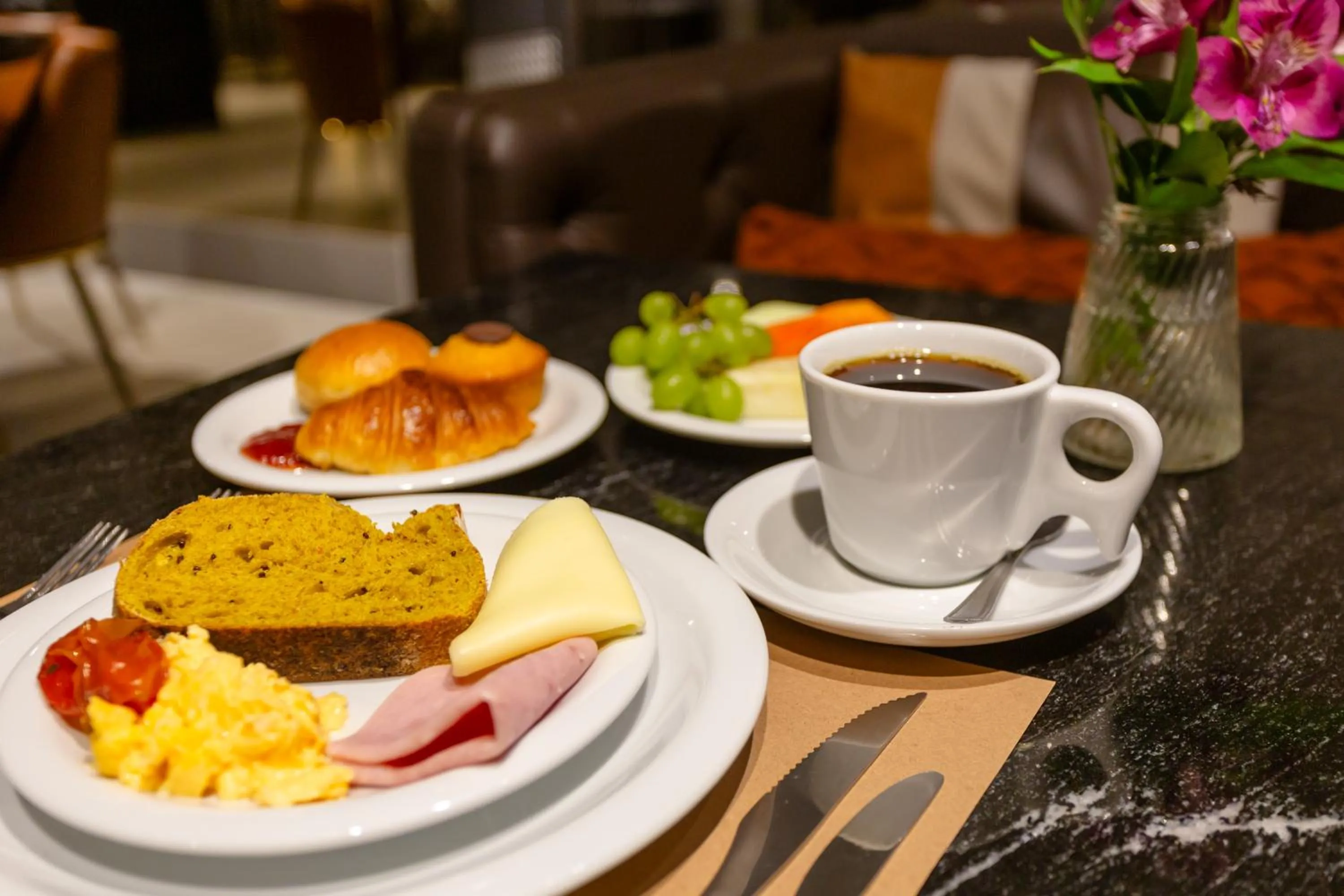 Food and drinks in Iconyc Charlie Ibirapuera Hotel