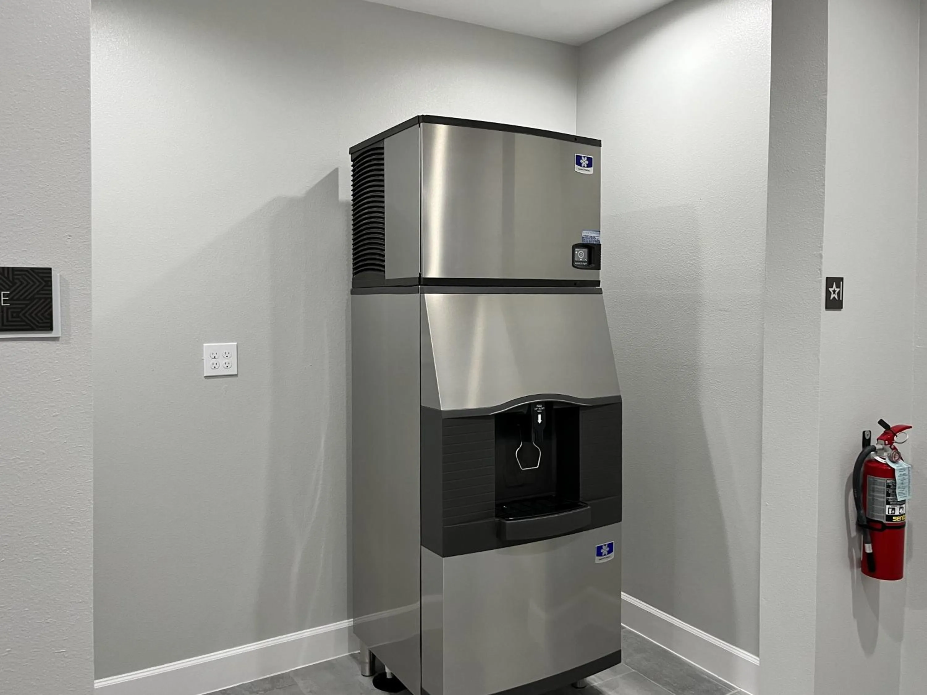 vending machine in Studio 6 Katy, TX Energy Corridor