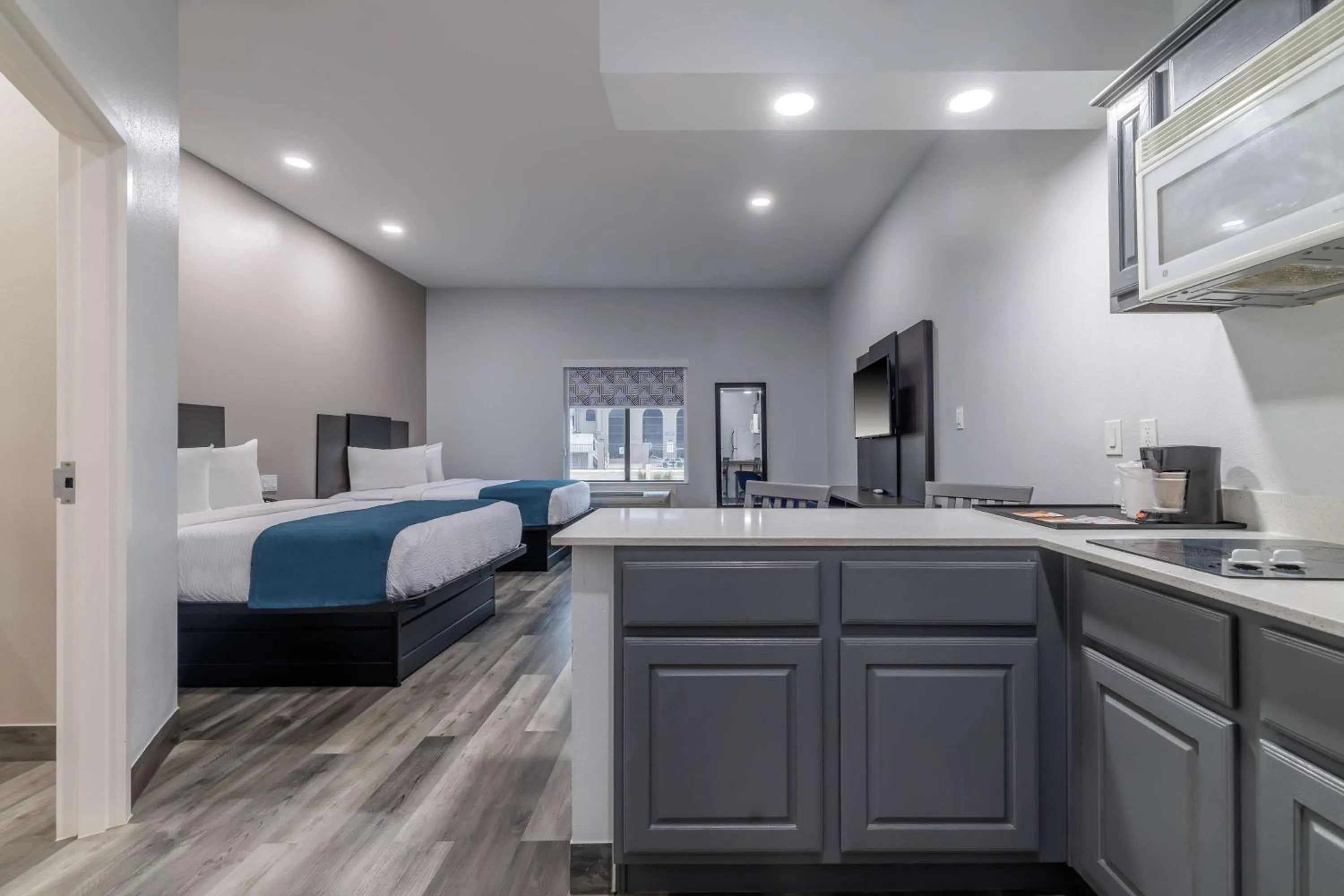 Bedroom, Bed in Studio 6 Suites Brenham, TX