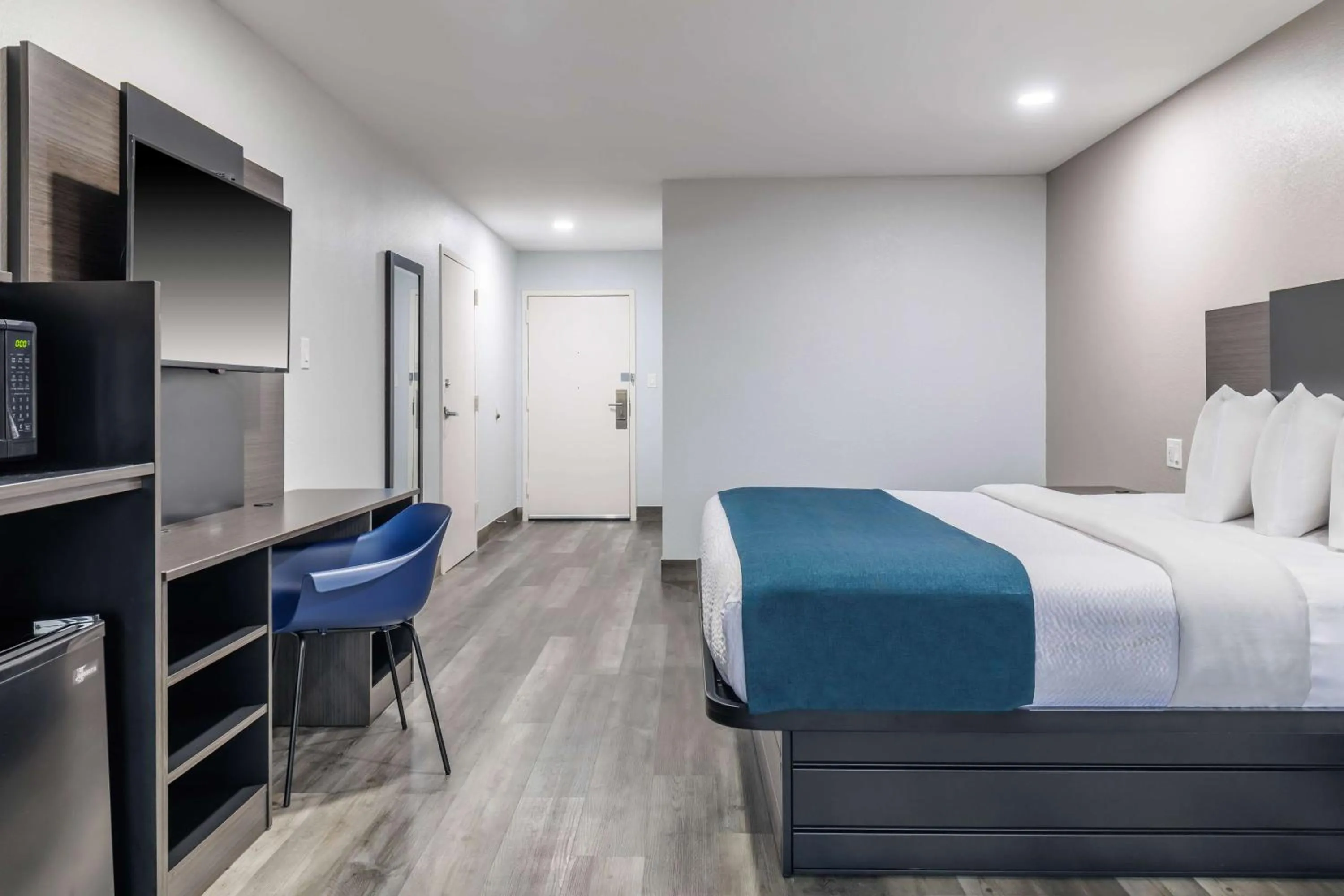 Bedroom, Bed in Studio 6 Suites Brenham, TX