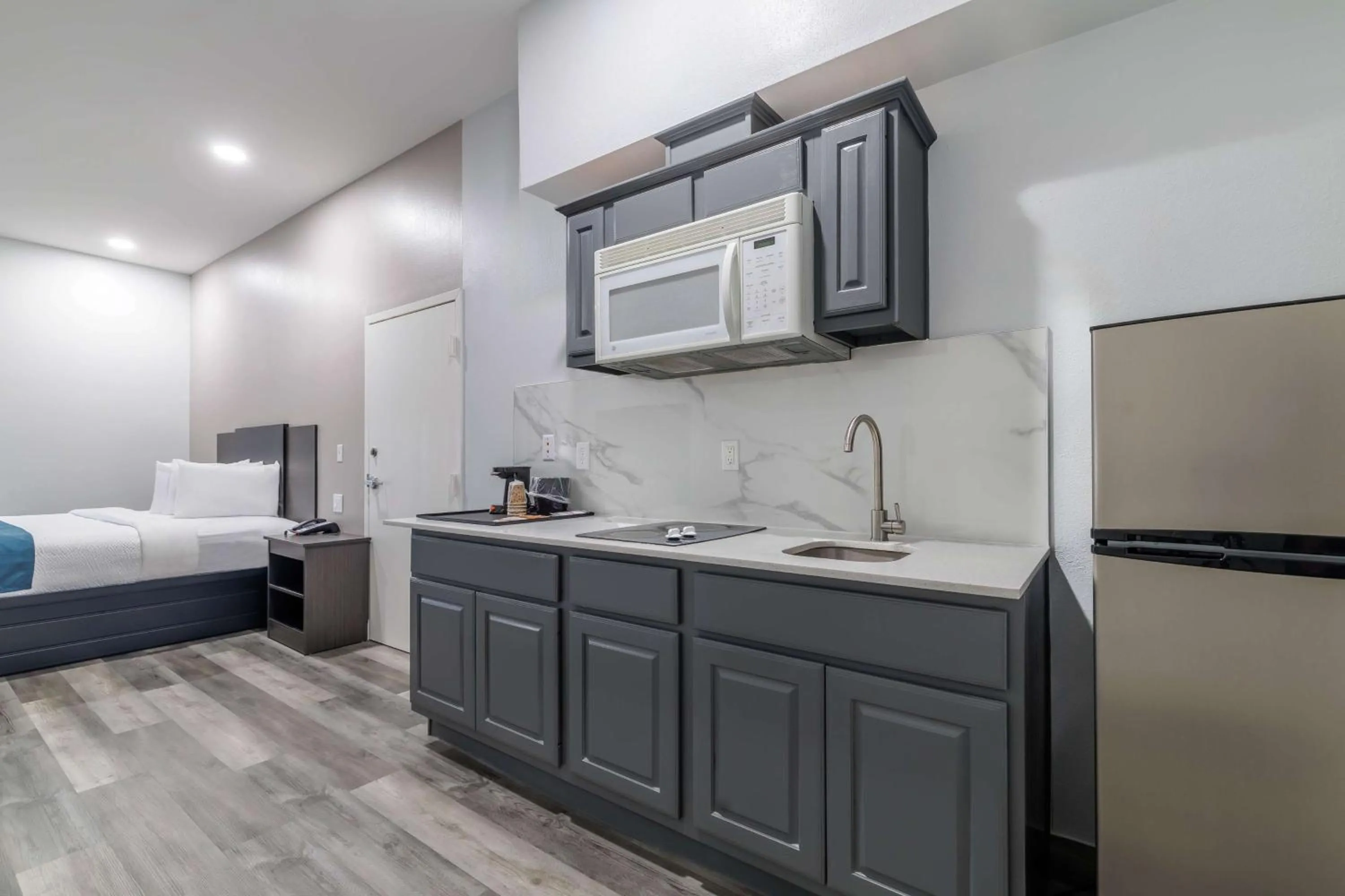 Photo of the whole room, Bed in Studio 6 Suites Brenham, TX