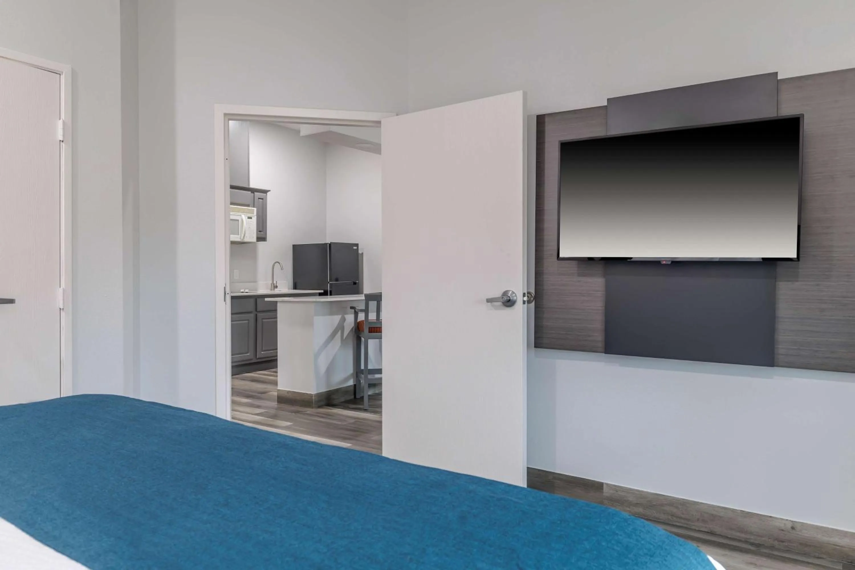 Photo of the whole room in Studio 6 Suites Brenham, TX