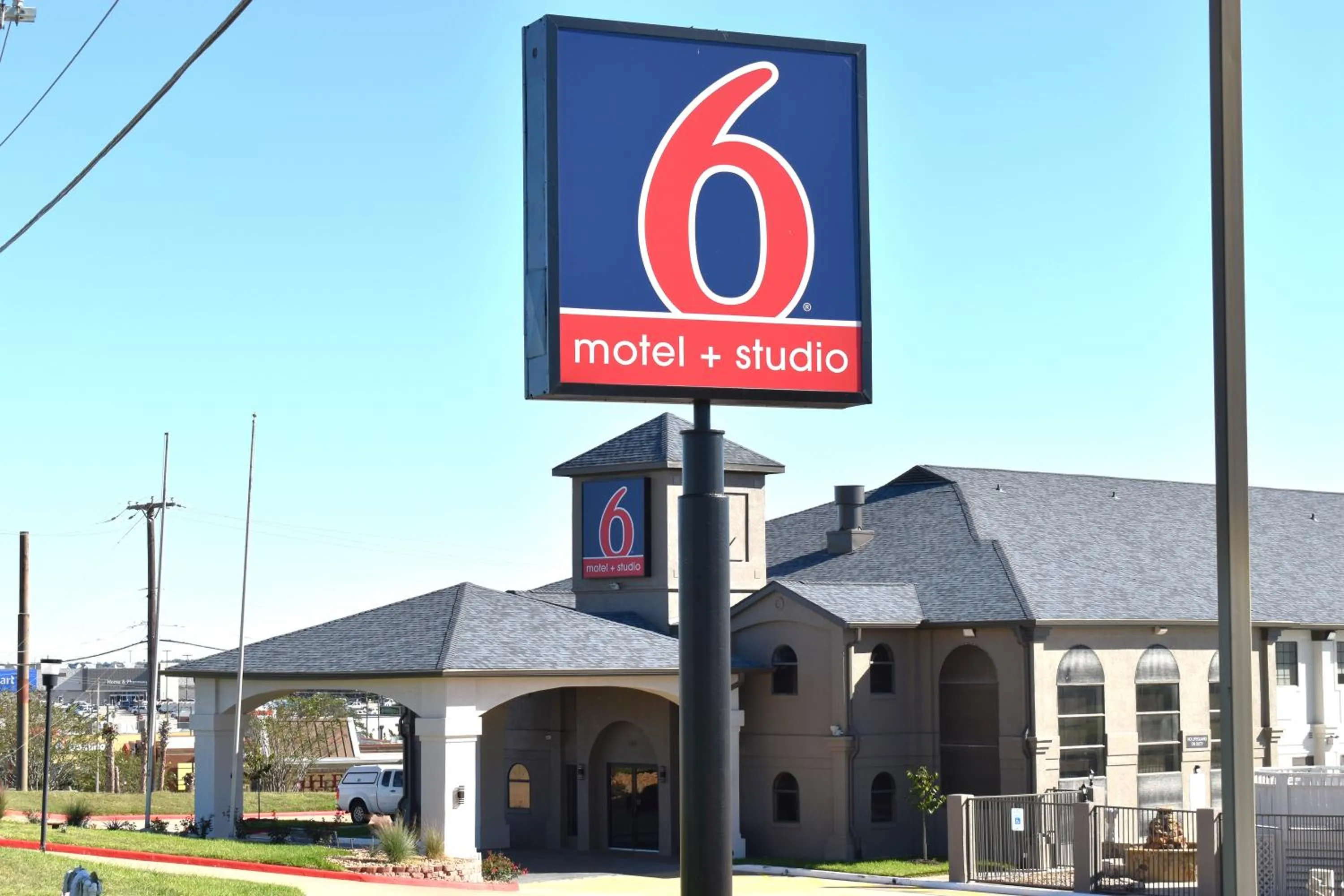 Property building in Studio 6 Suites Brenham, TX