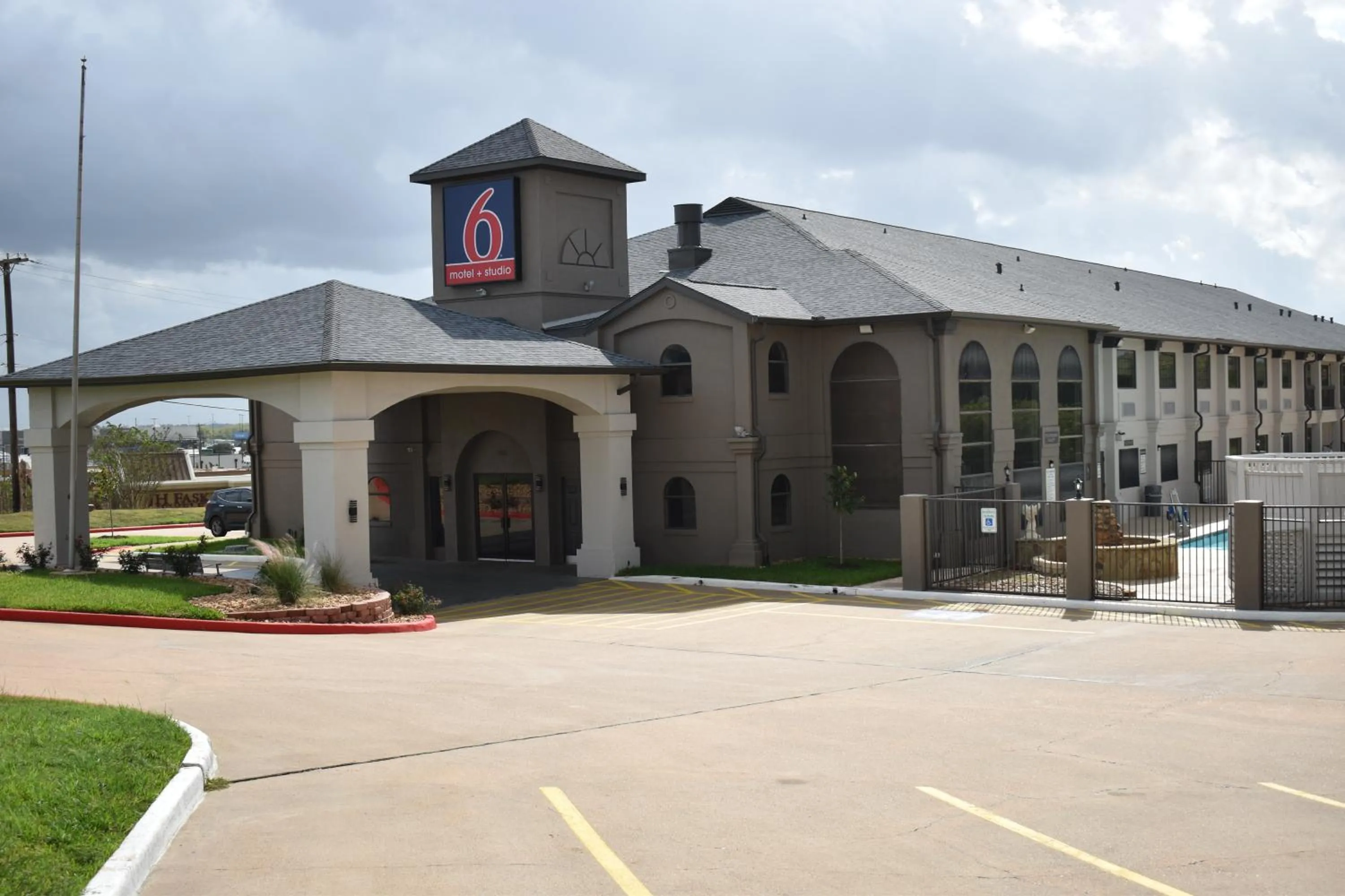 Property building in Studio 6 Suites Brenham, TX