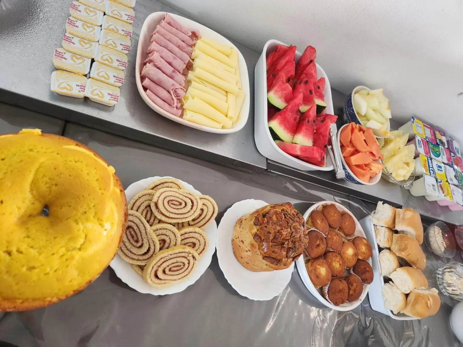 Buffet breakfast in Pousada BOB Suítes