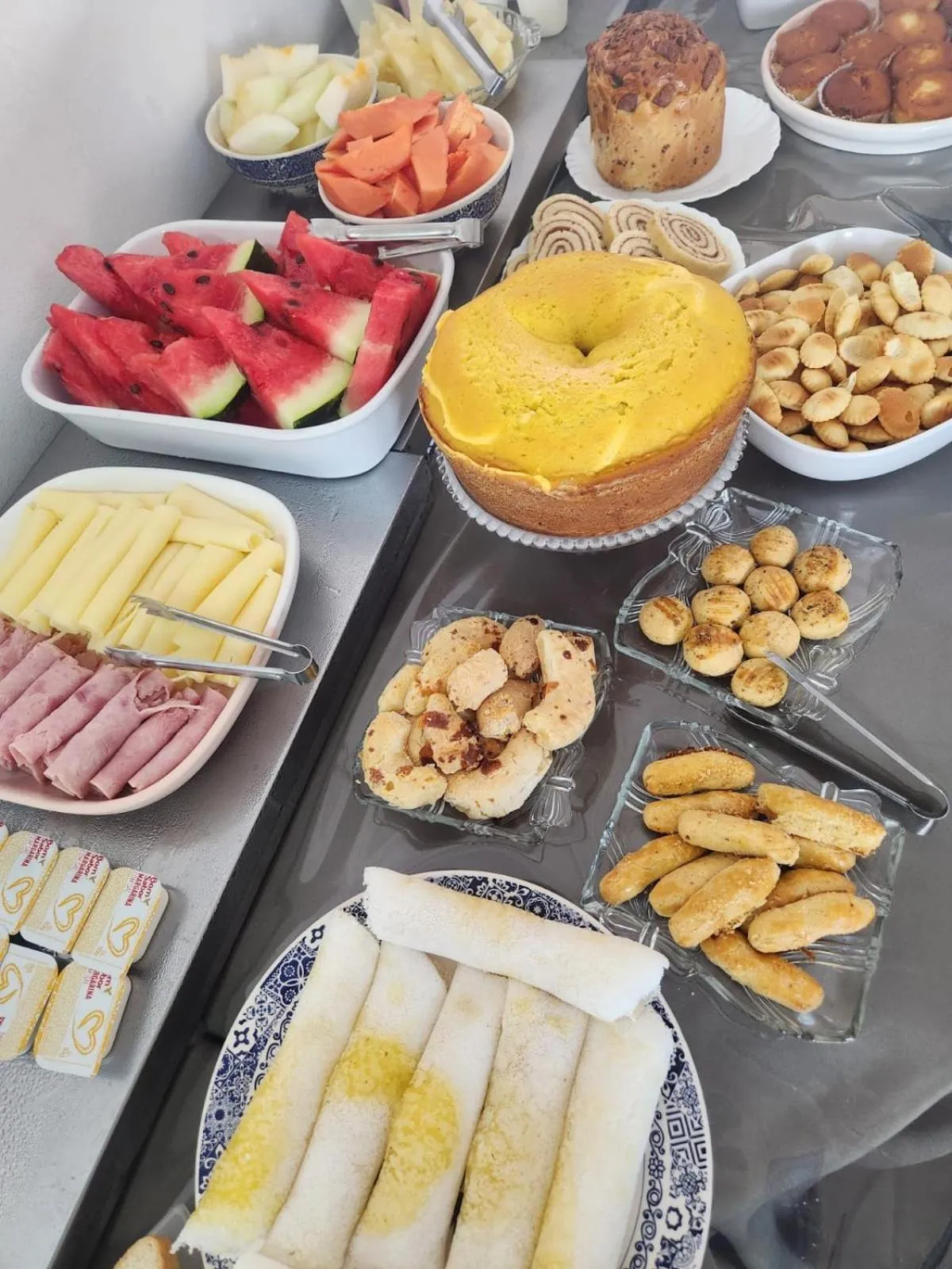 Buffet breakfast in Pousada BOB Suítes