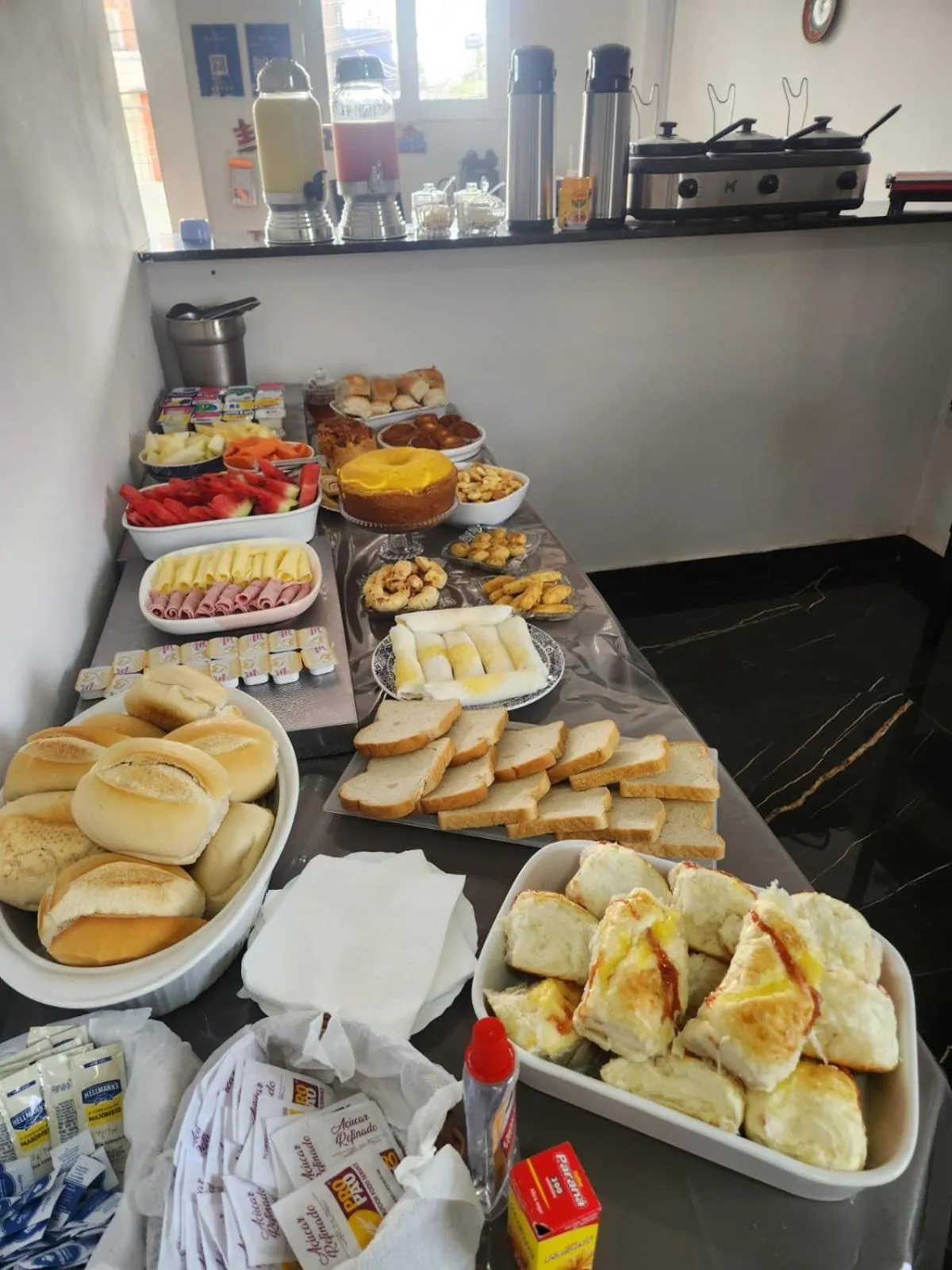 Buffet breakfast in Pousada BOB Suítes