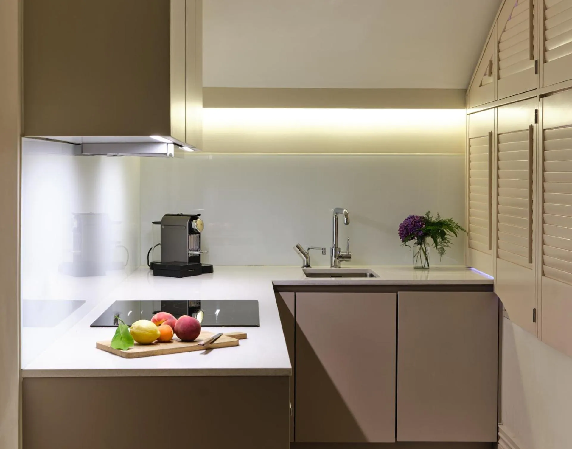 Kitchen or kitchenette in The Apartments by The Sloane Club