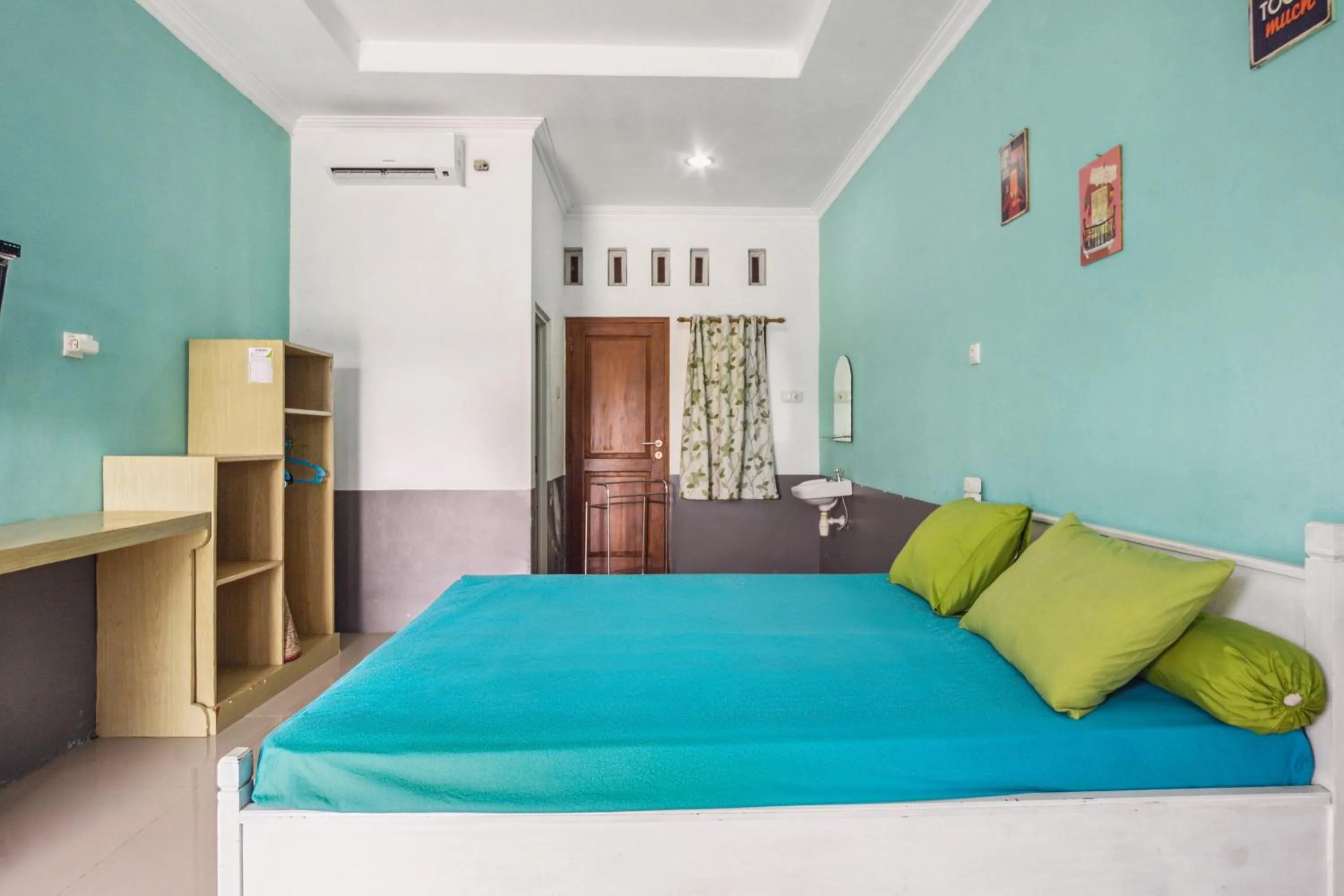 Bed in Joglo Ndalem Sabine Syariah