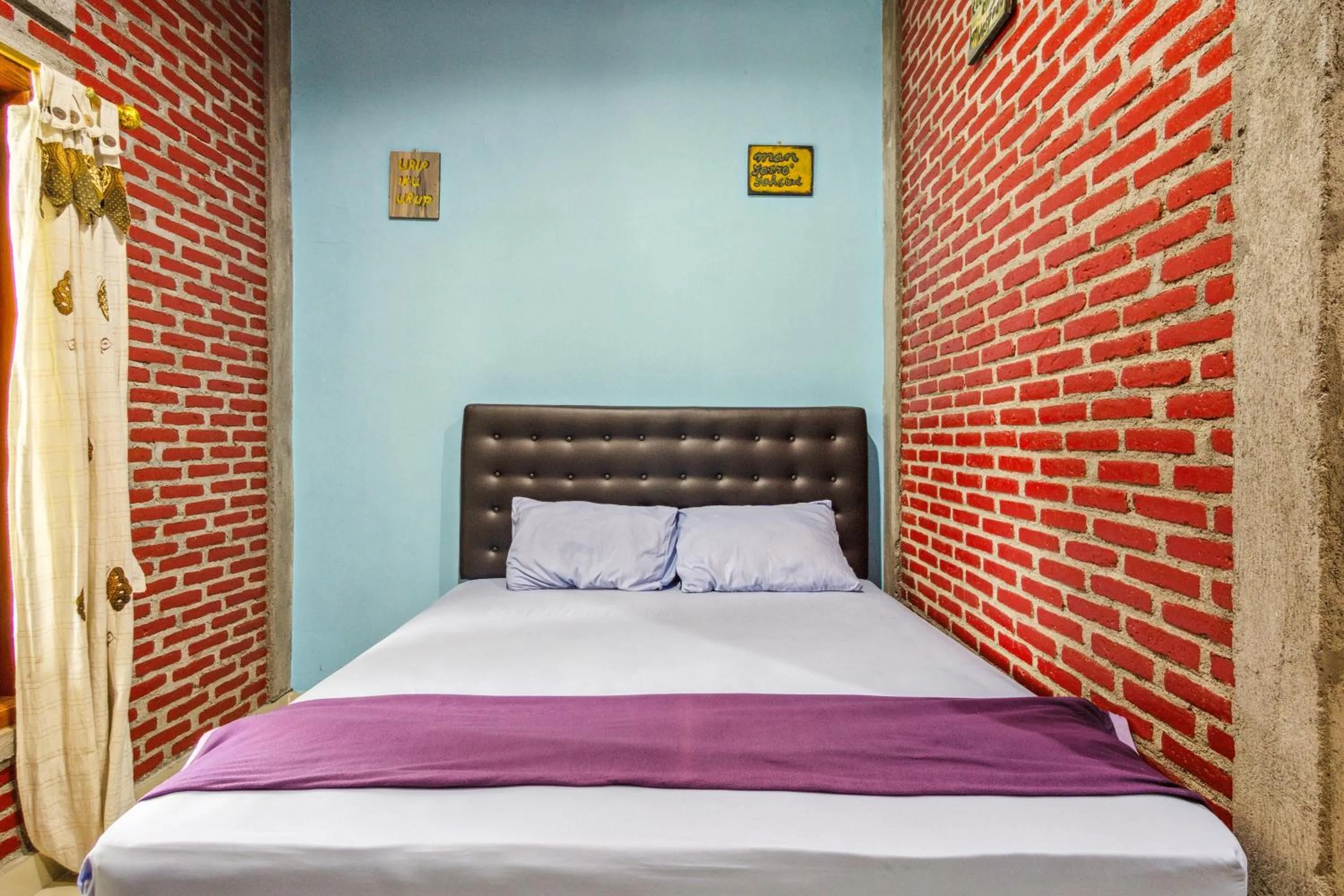 Bed in Joglo Ndalem Sabine Syariah