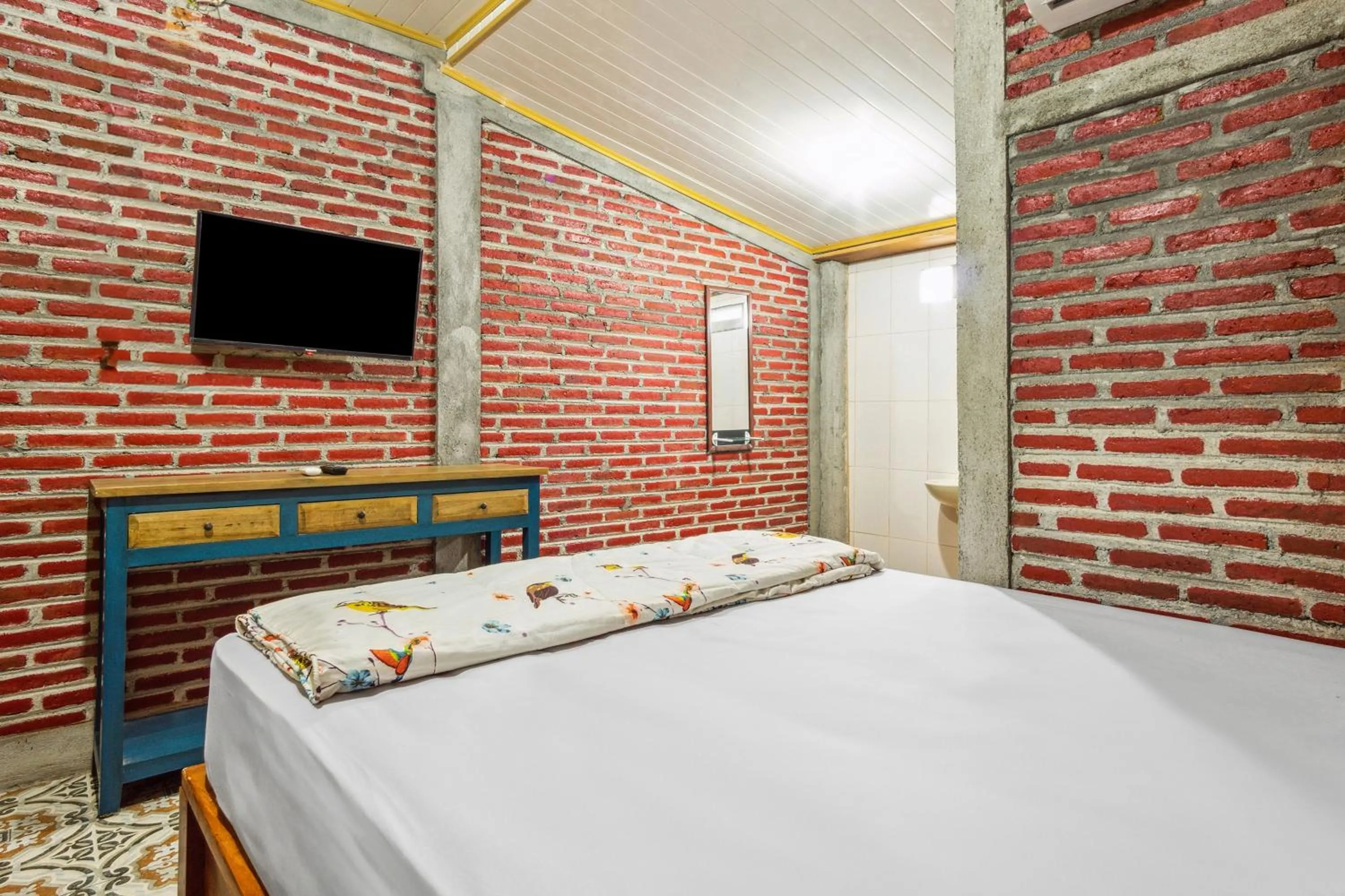 Bed in Joglo Ndalem Sabine Syariah