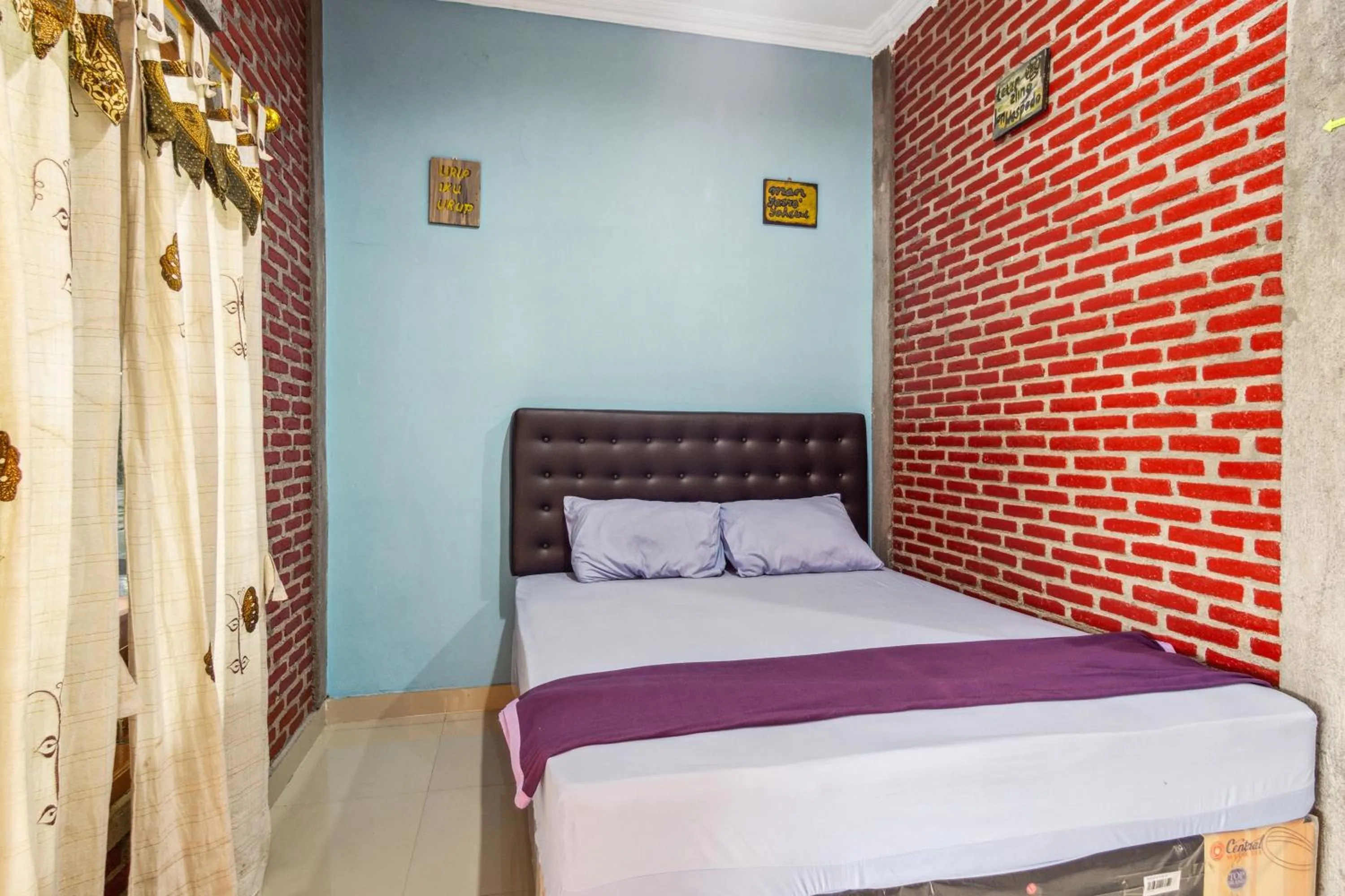 Bed in Joglo Ndalem Sabine Syariah