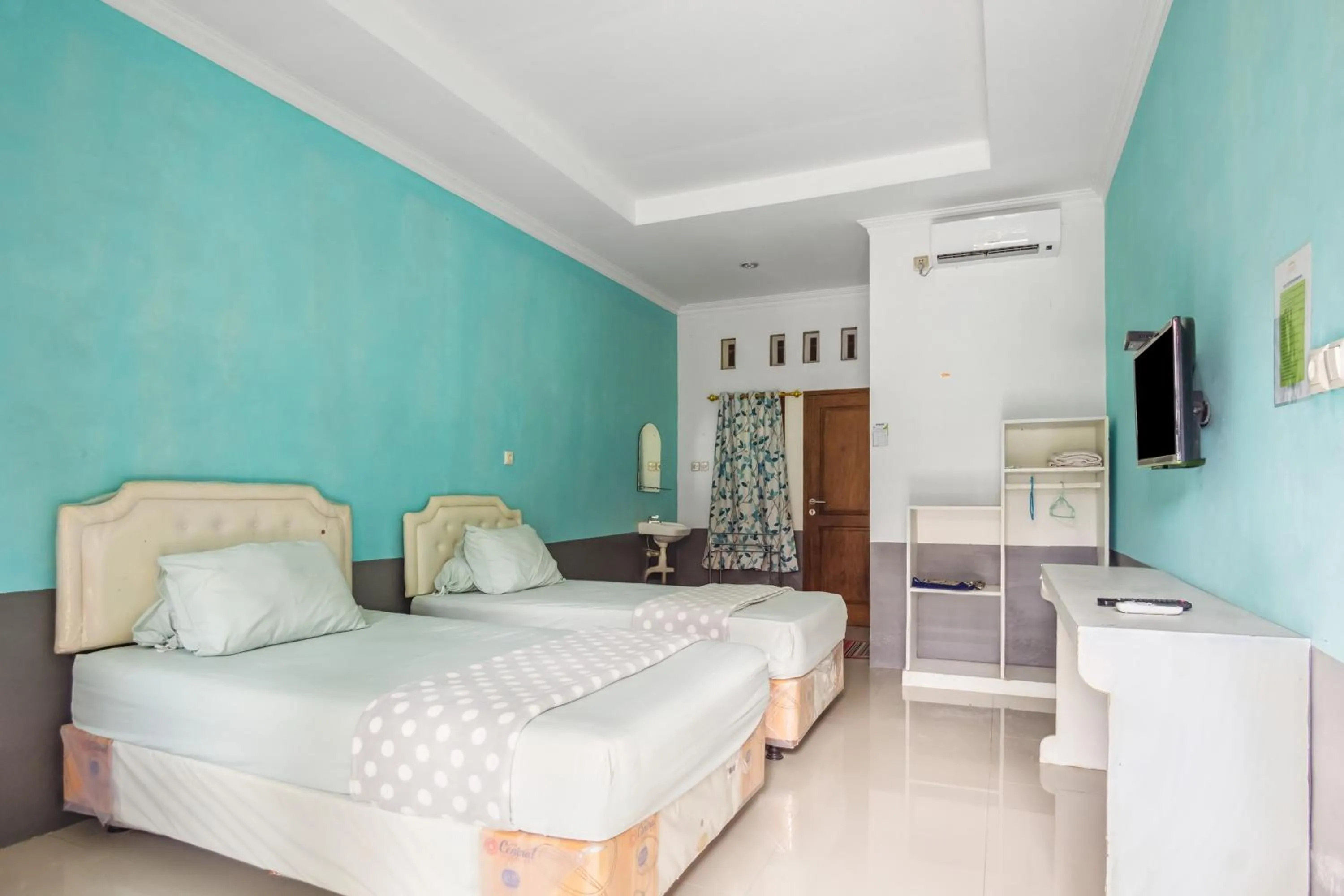 Bed in Joglo Ndalem Sabine Syariah